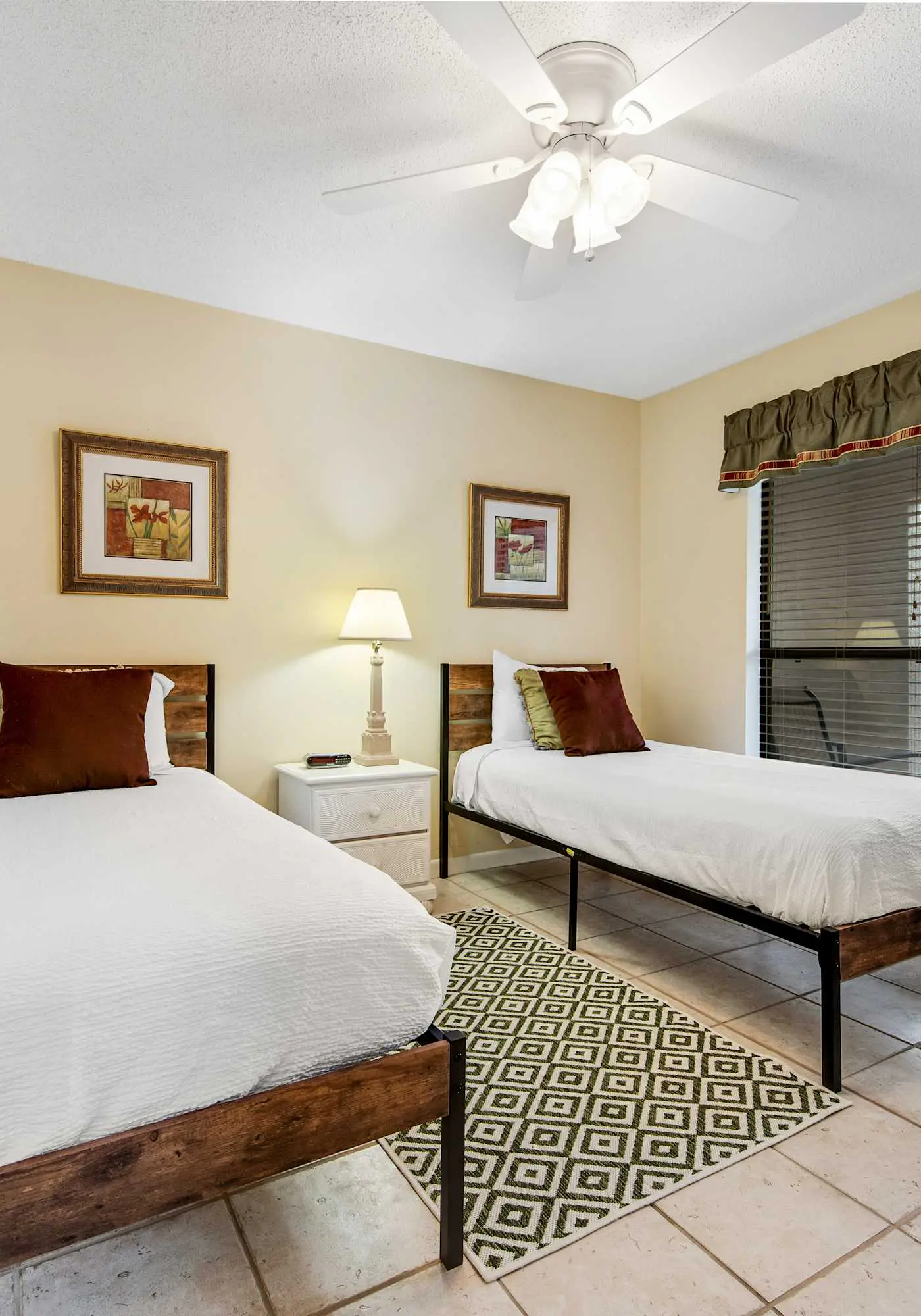 2BR villa: steps to beach & tennis courts