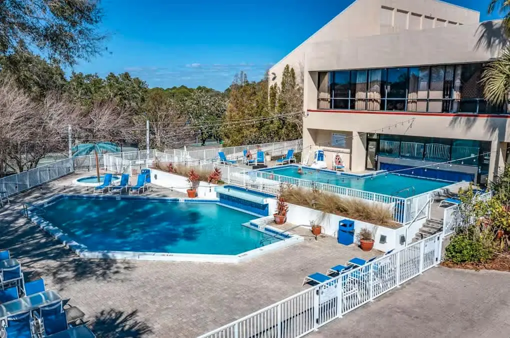 2BR villa: steps to beach & tennis courts
