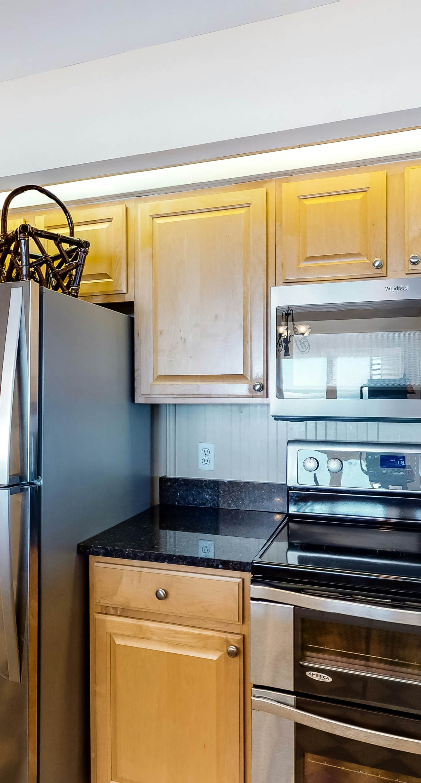 Beachfront Condo with Balcony Pool and Hot Tub