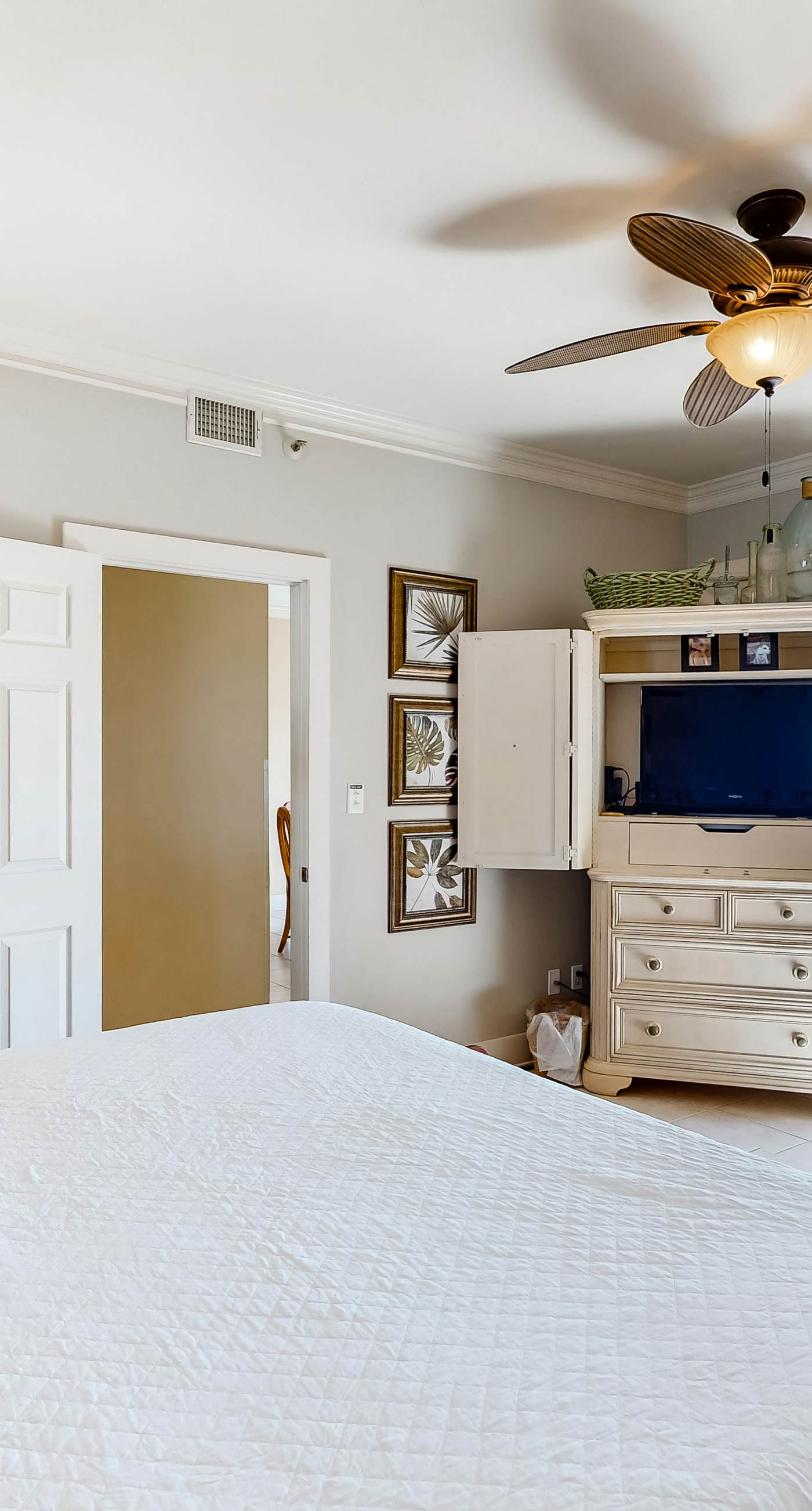 Beachfront Condo with Balcony Pool and Hot Tub