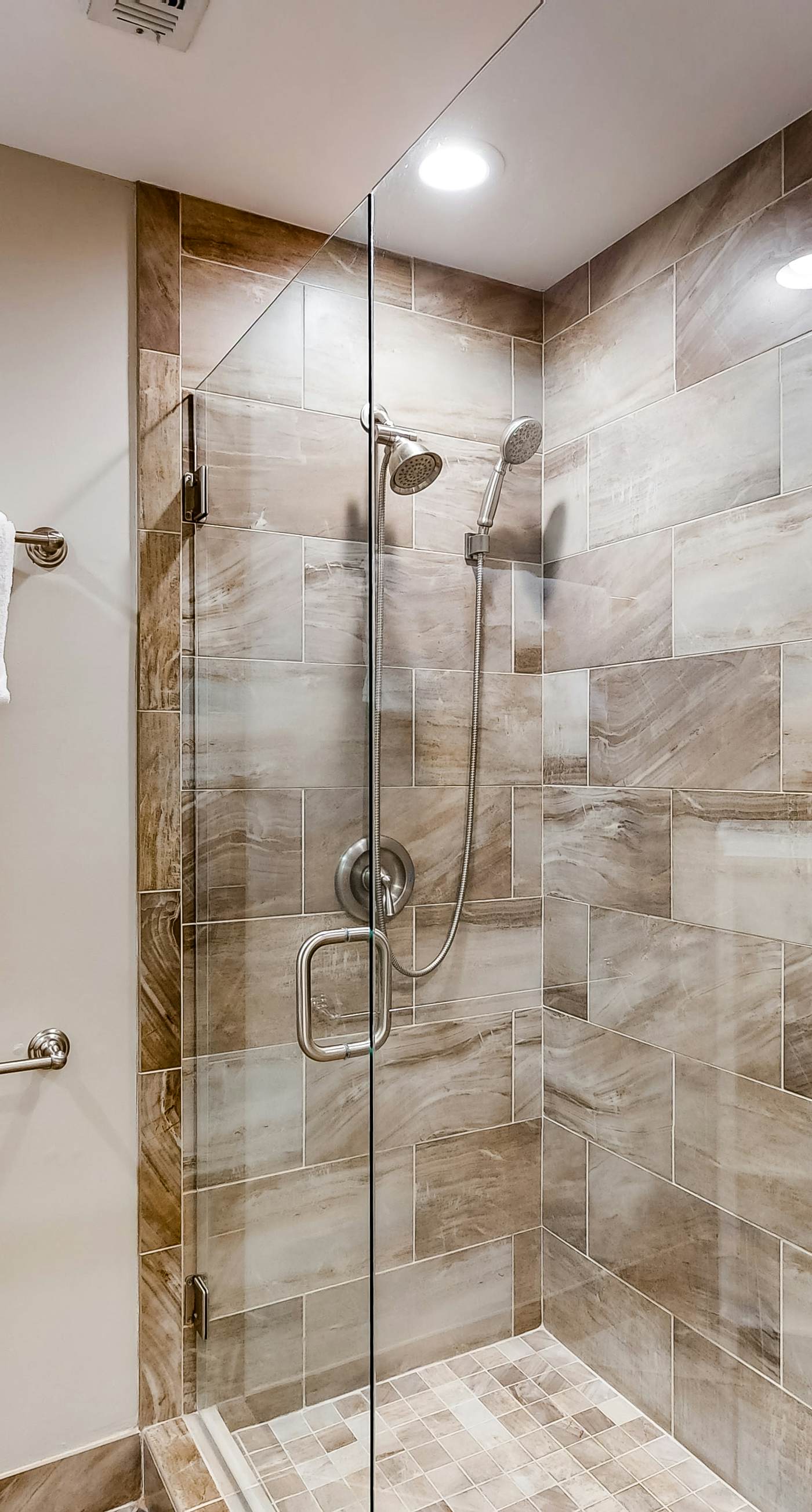 Beachfront Condo with Balcony Pool and Hot Tub