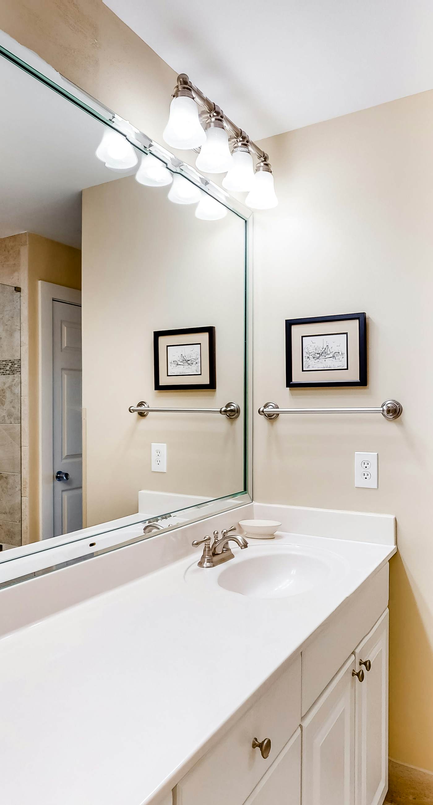 Beachfront Condo with Balcony Pool and Hot Tub