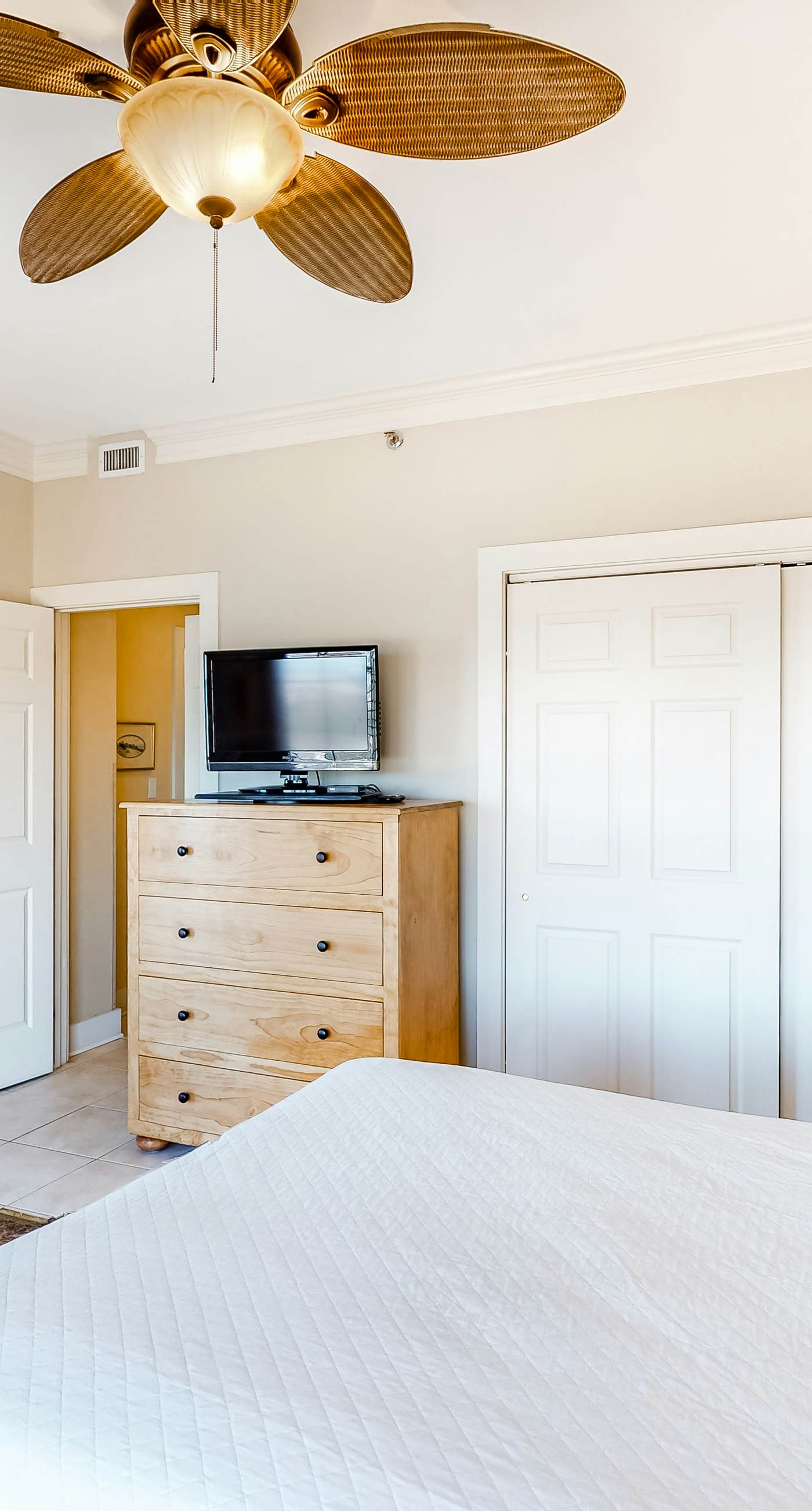 Beachfront Condo with Balcony Pool and Hot Tub