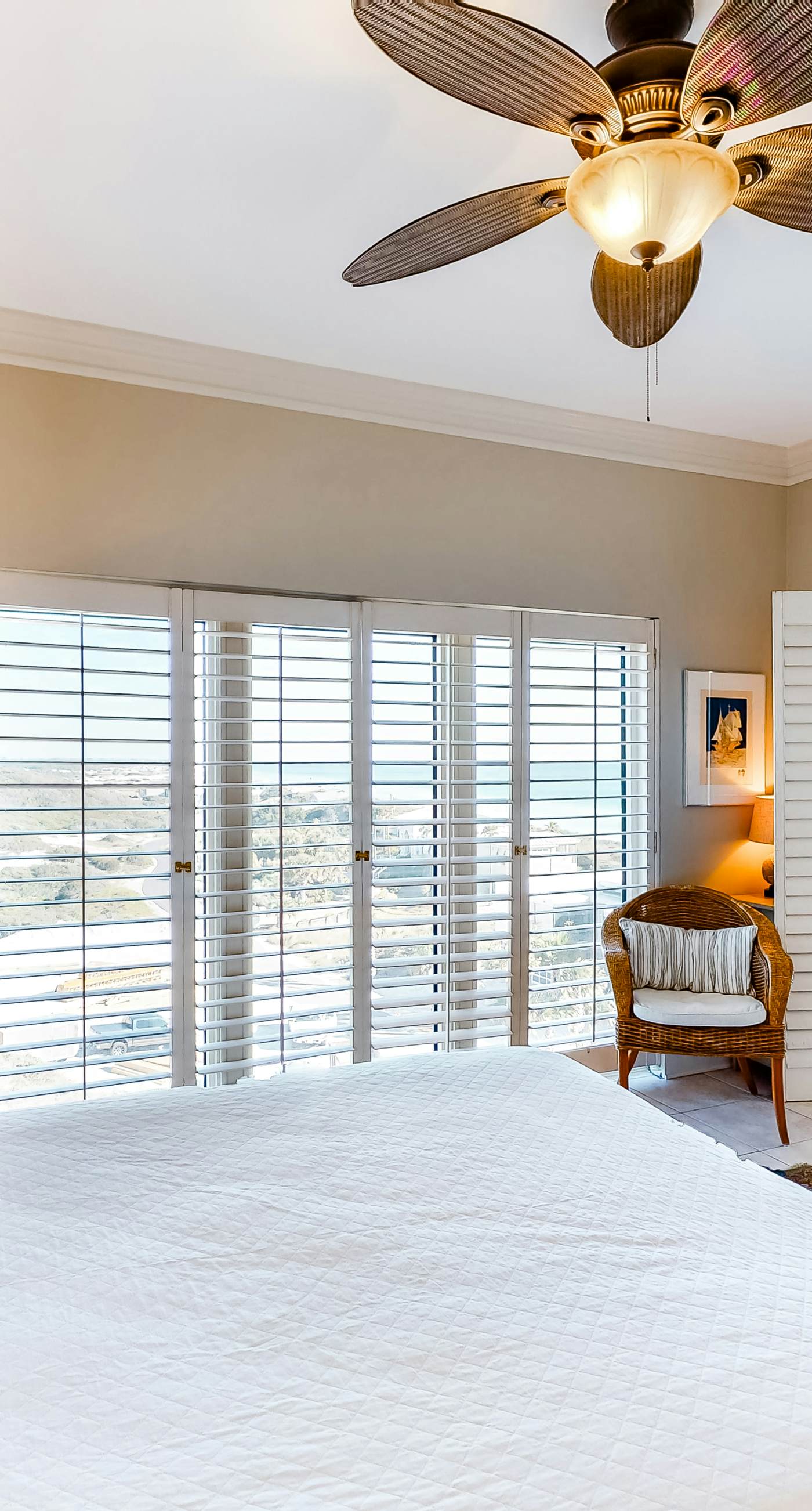 Beachfront Condo with Balcony Pool and Hot Tub