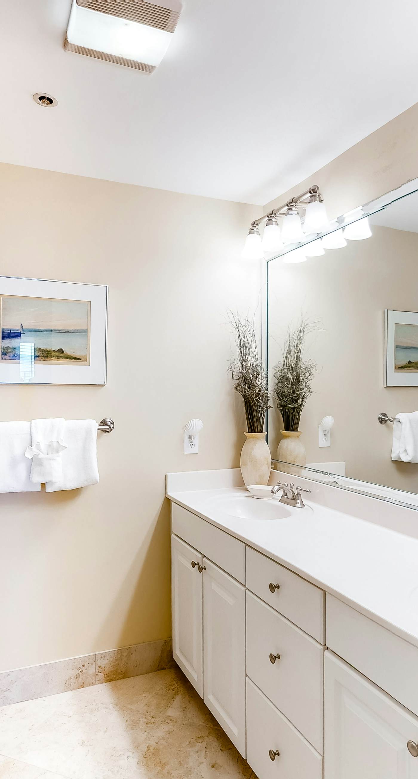 Beachfront Condo with Balcony Pool and Hot Tub