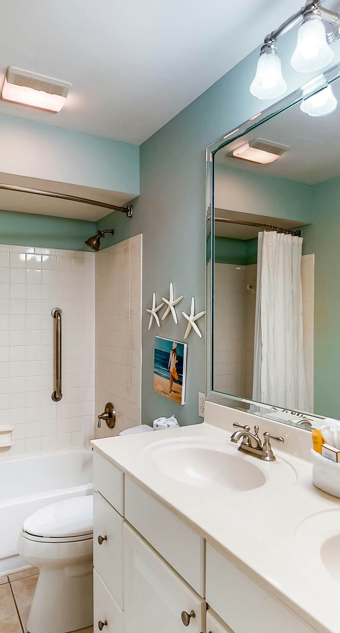 Beachfront Condo with Balcony Pool and Hot Tub