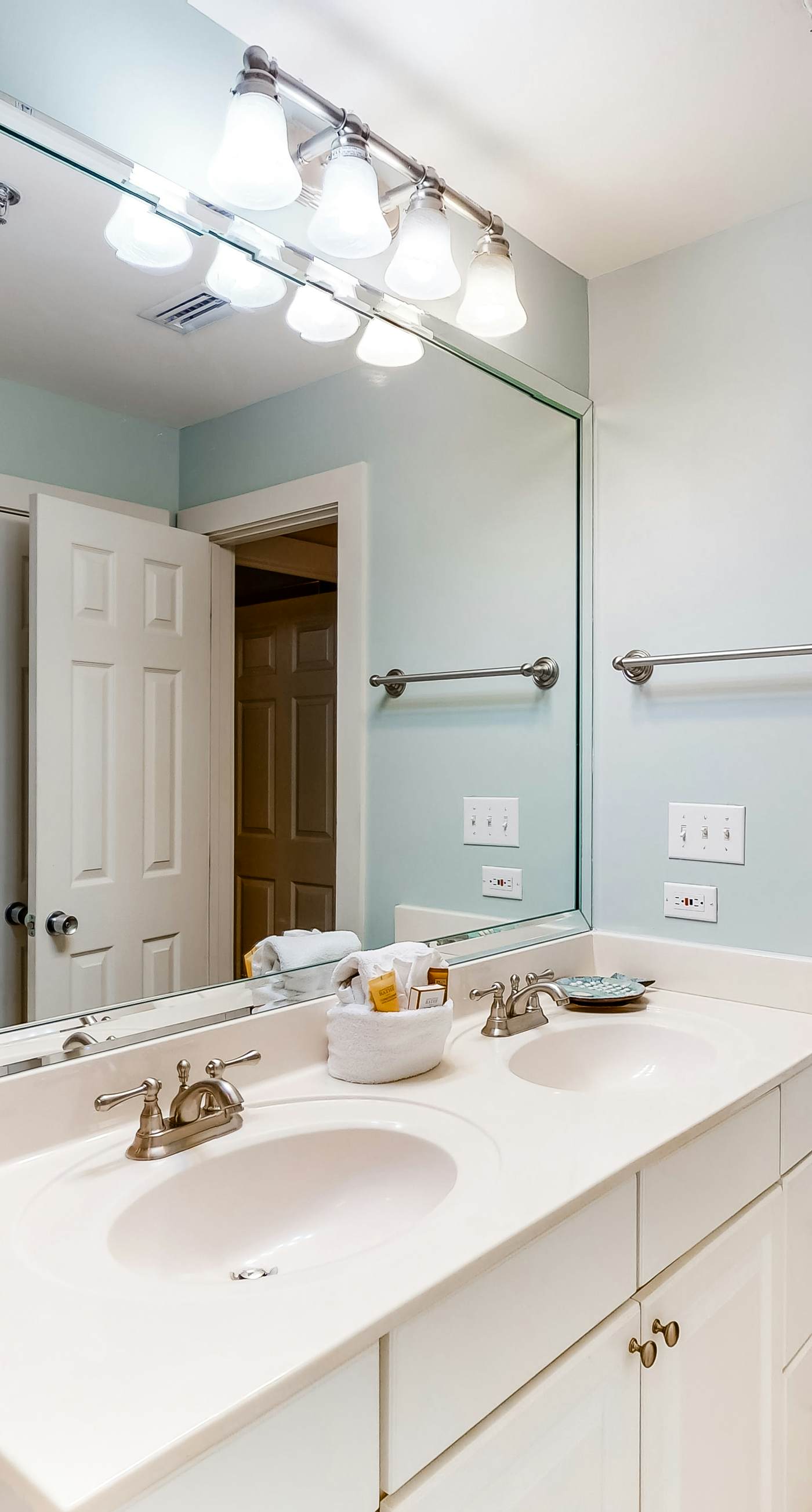 Beachfront Condo with Balcony Pool and Hot Tub