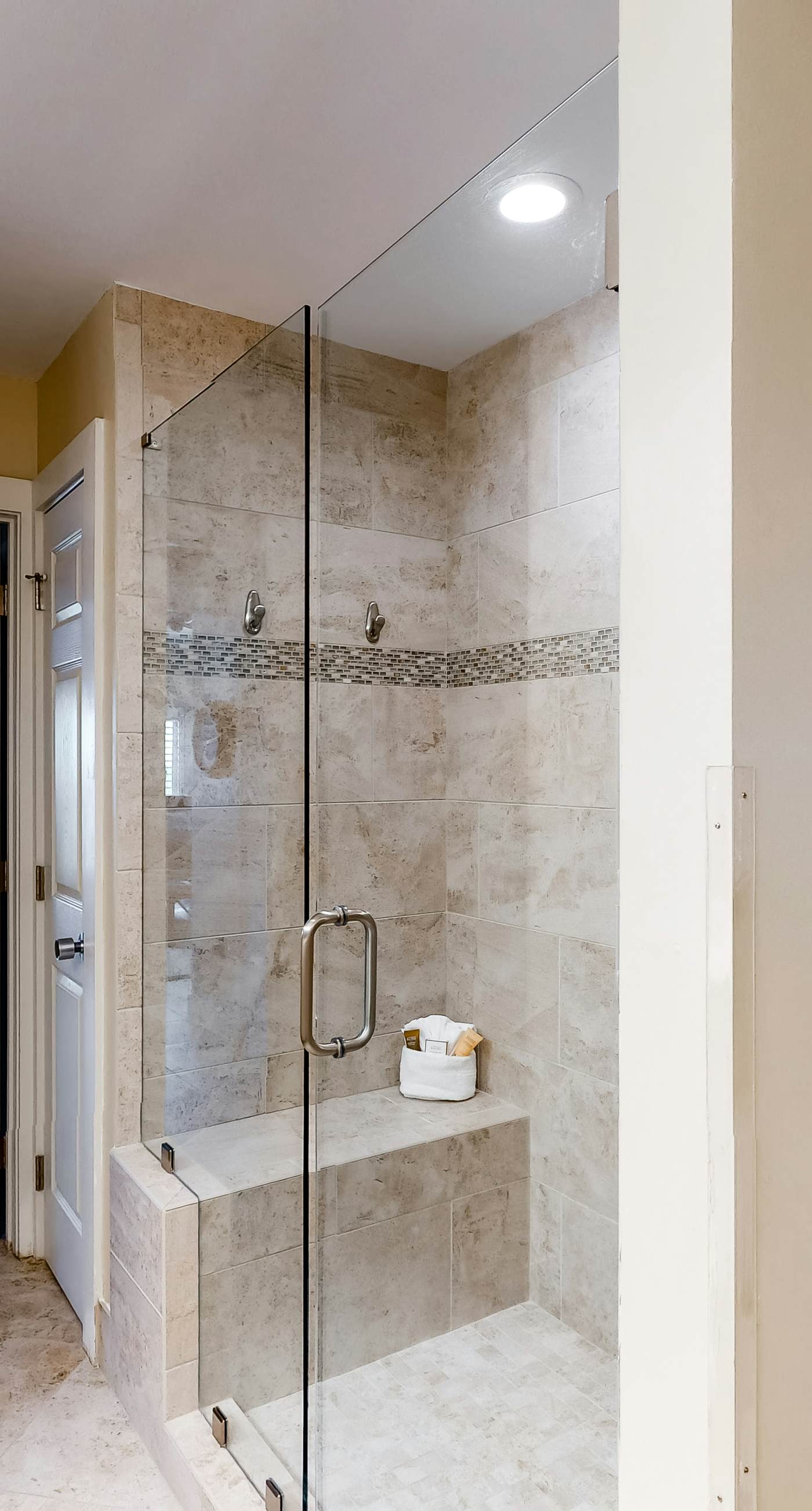 Beachfront Condo with Balcony Pool and Hot Tub