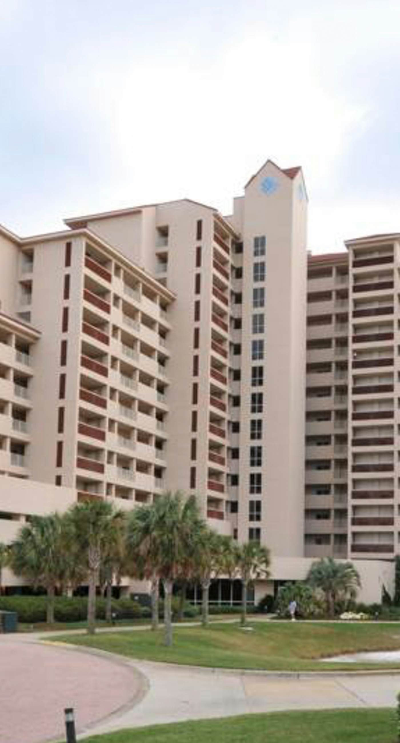 Beachfront Condo with Balcony Pool and Hot Tub