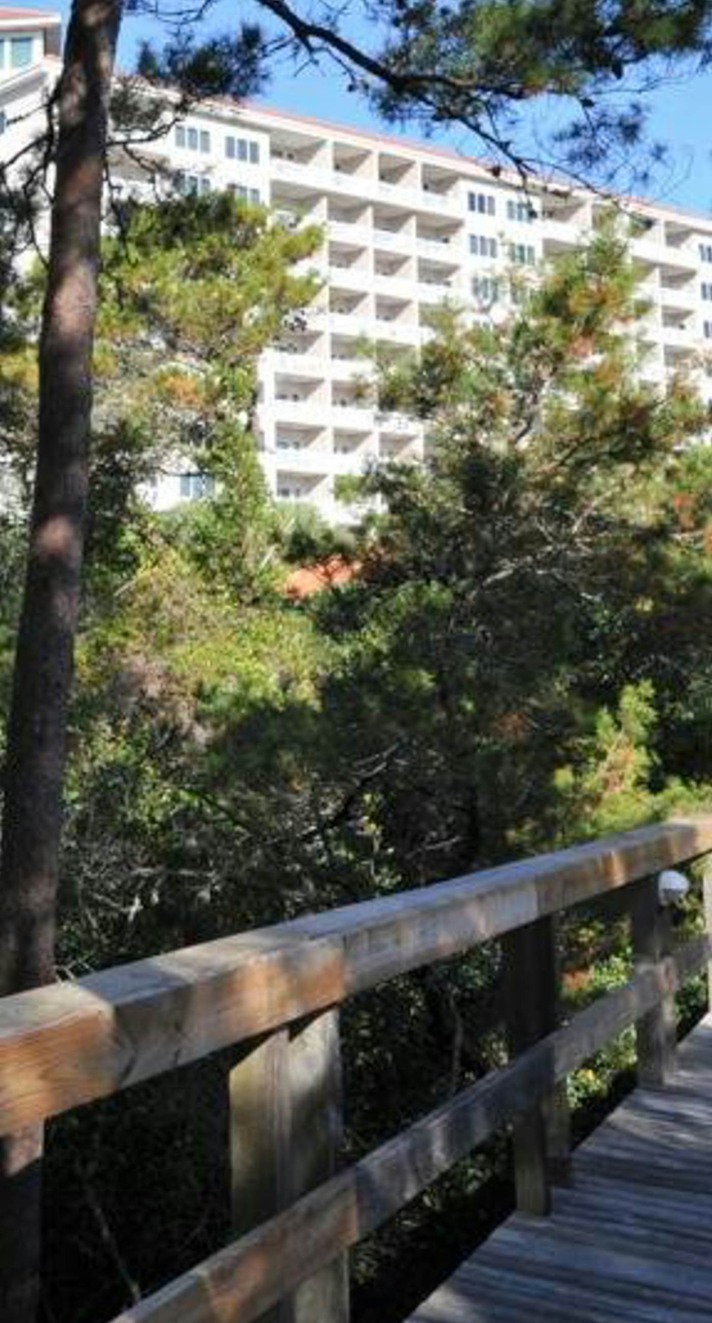 Beachfront Condo with Balcony Pool and Hot Tub