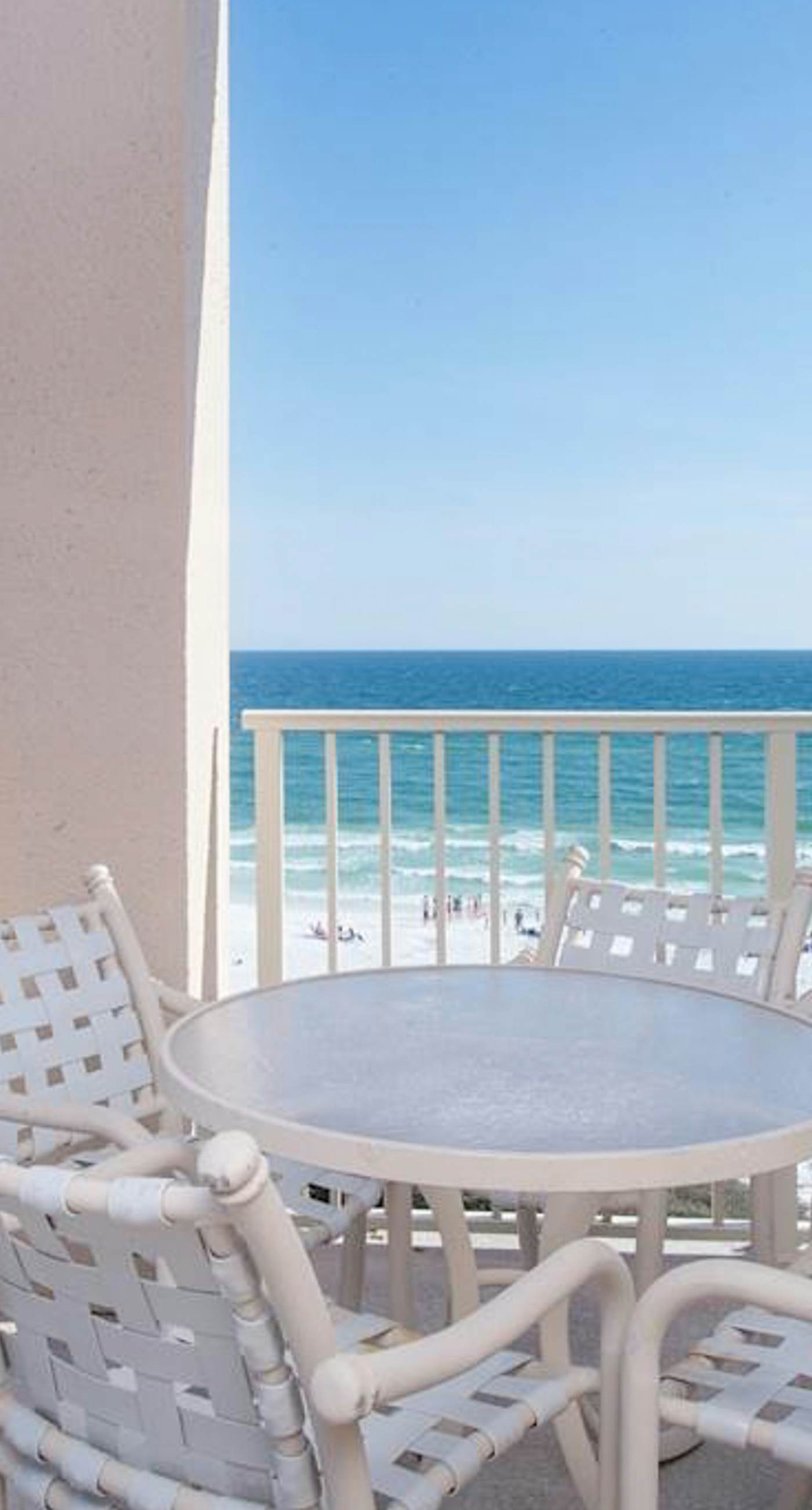 Beachfront Condo with Balcony Pool and Hot Tub