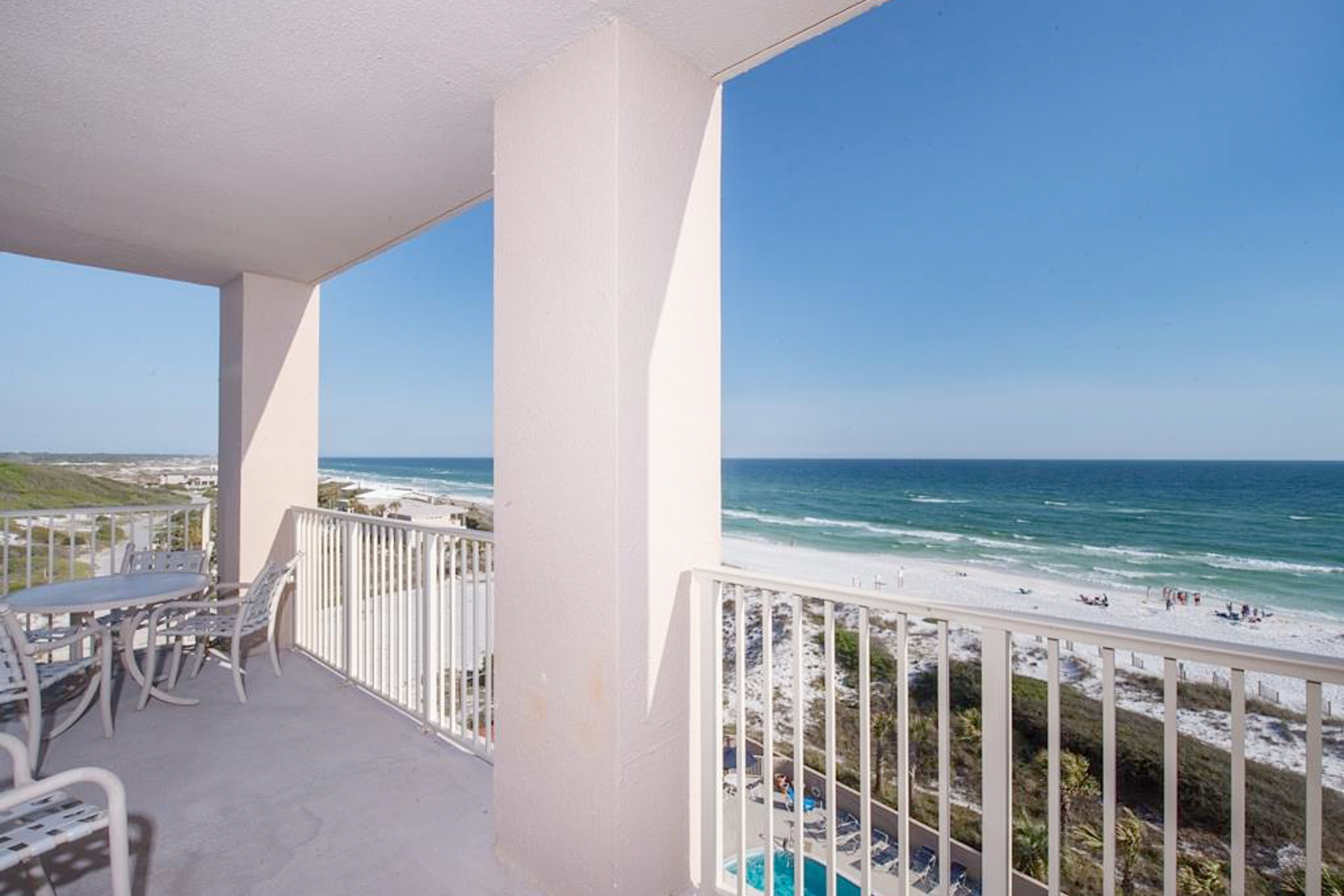 Beachfront Condo with Balcony Pool and Hot Tub