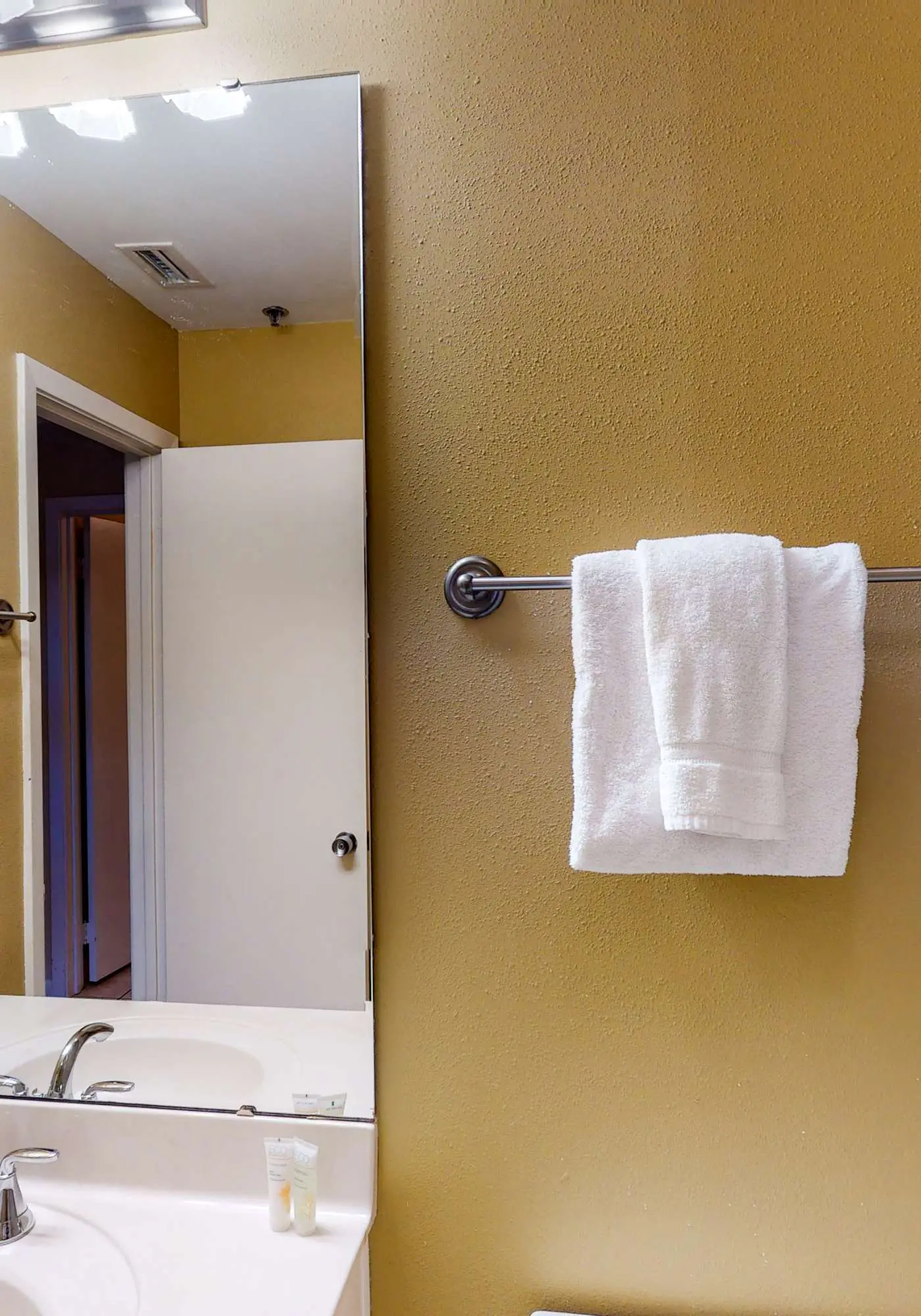 2BR Gulf View Condo: Steps to Beach & Pool