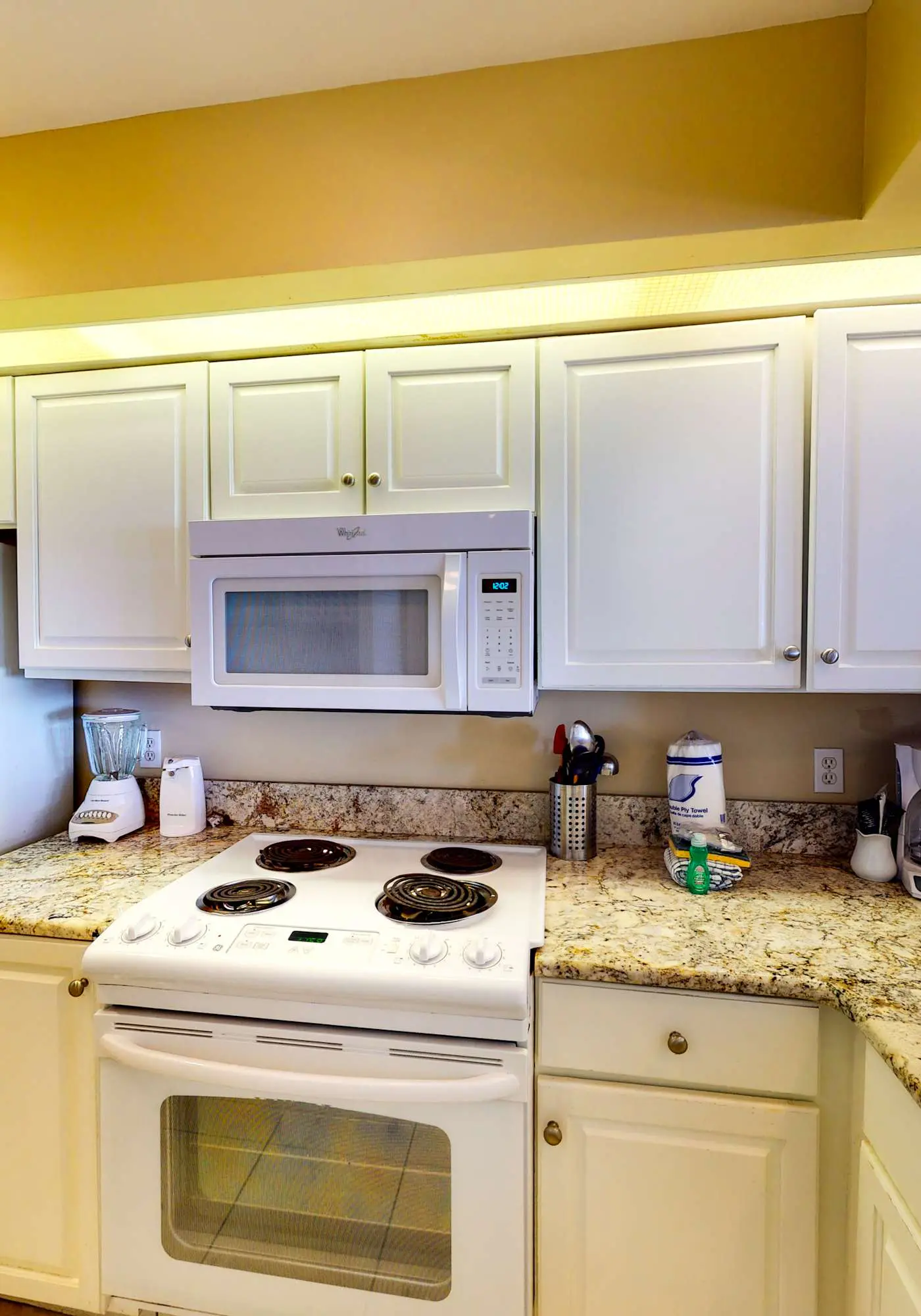 2BR Gulf View Condo: Steps to Beach & Pool