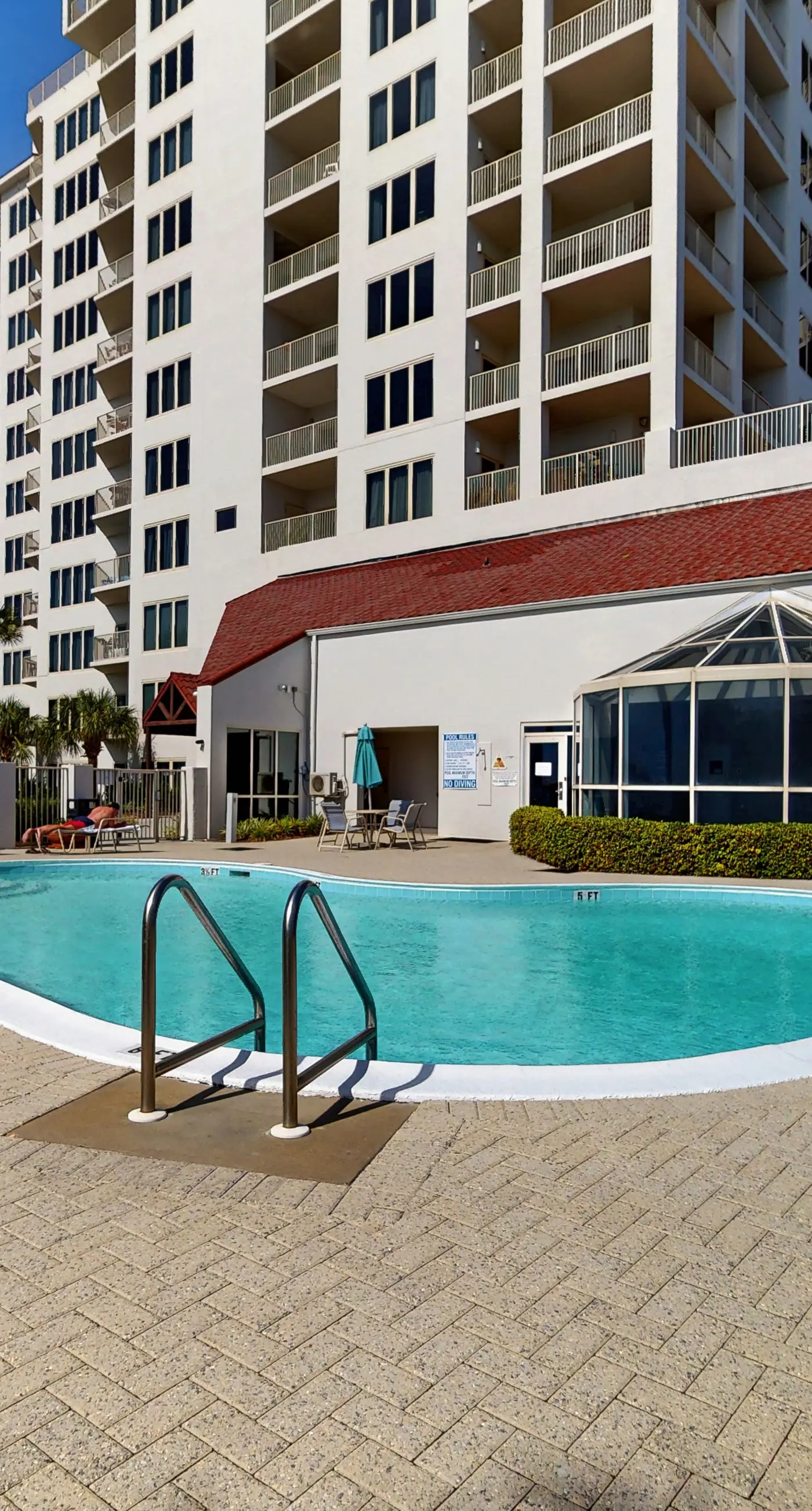 2BR Gulf condo: balcony, pool, beach access