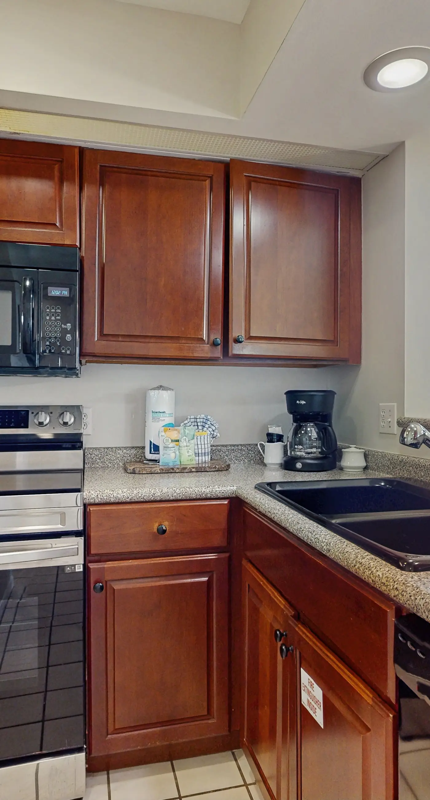 2BR Gulf condo: balcony, pool, beach access