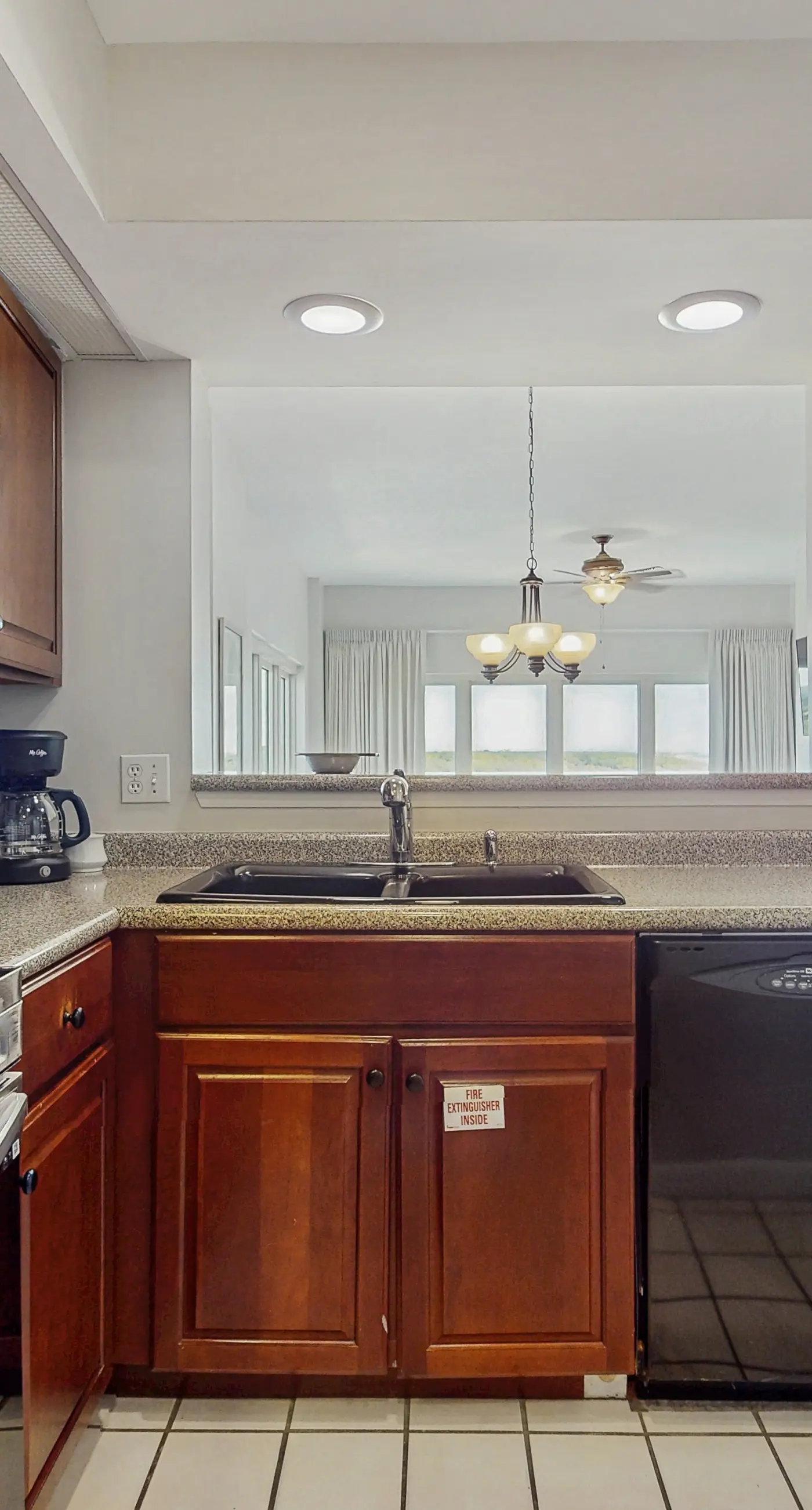 2BR Gulf condo: balcony, pool, beach access
