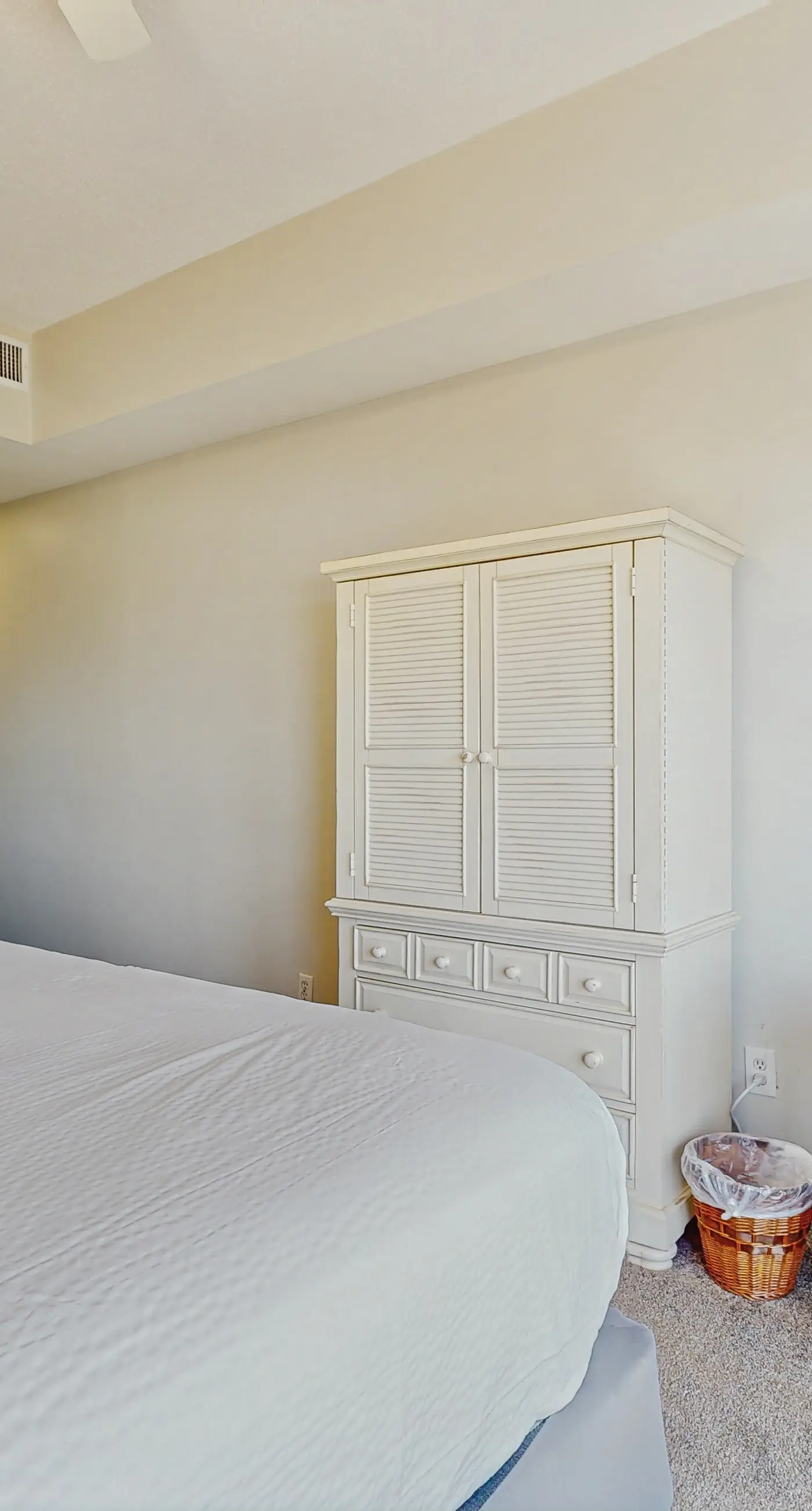 2BR Gulf condo: balcony, pool, beach access