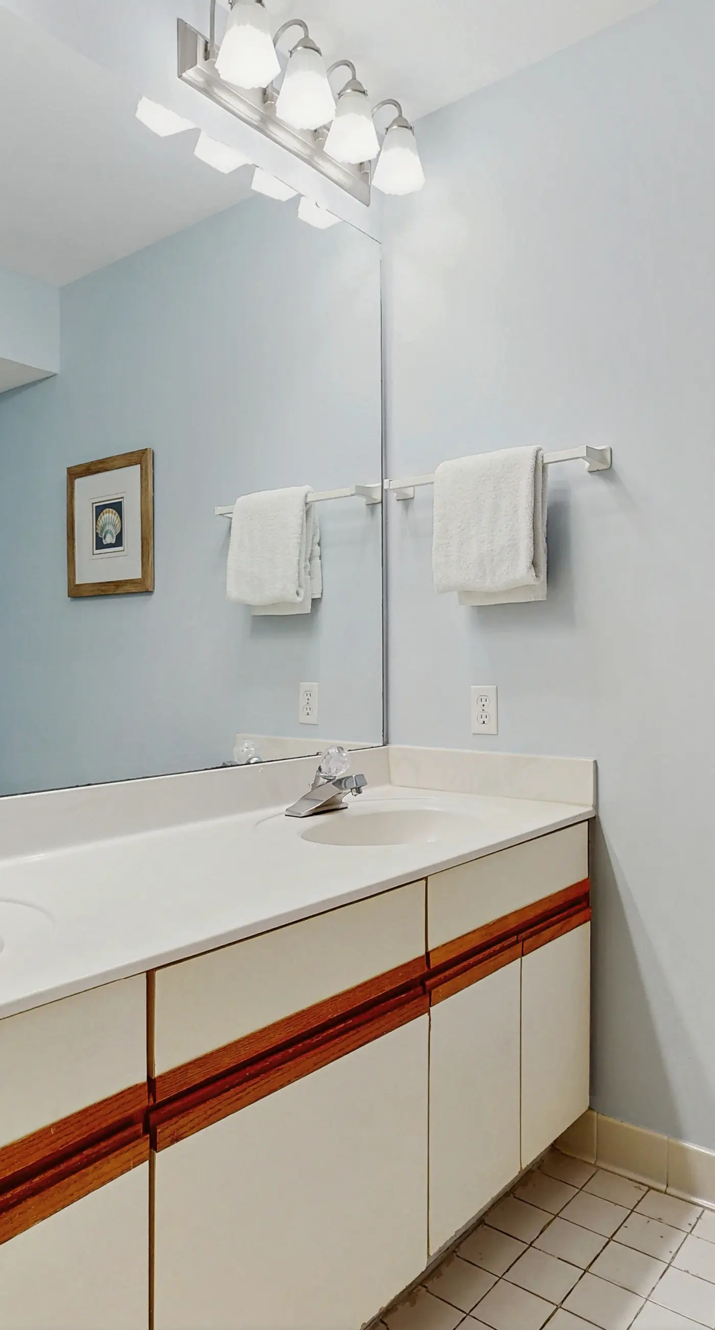2BR Gulf condo: balcony, pool, beach access