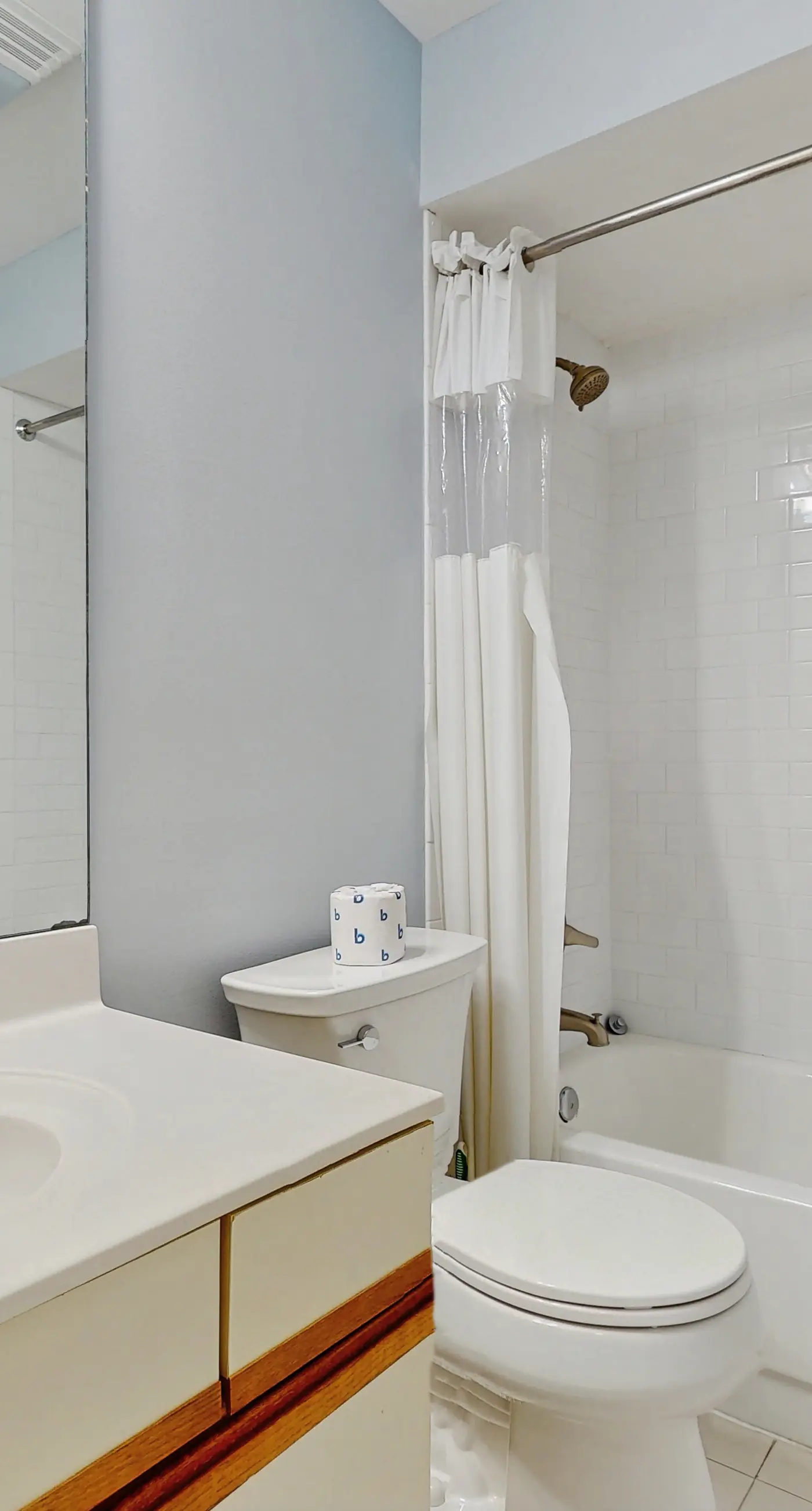 2BR Gulf condo: balcony, pool, beach access