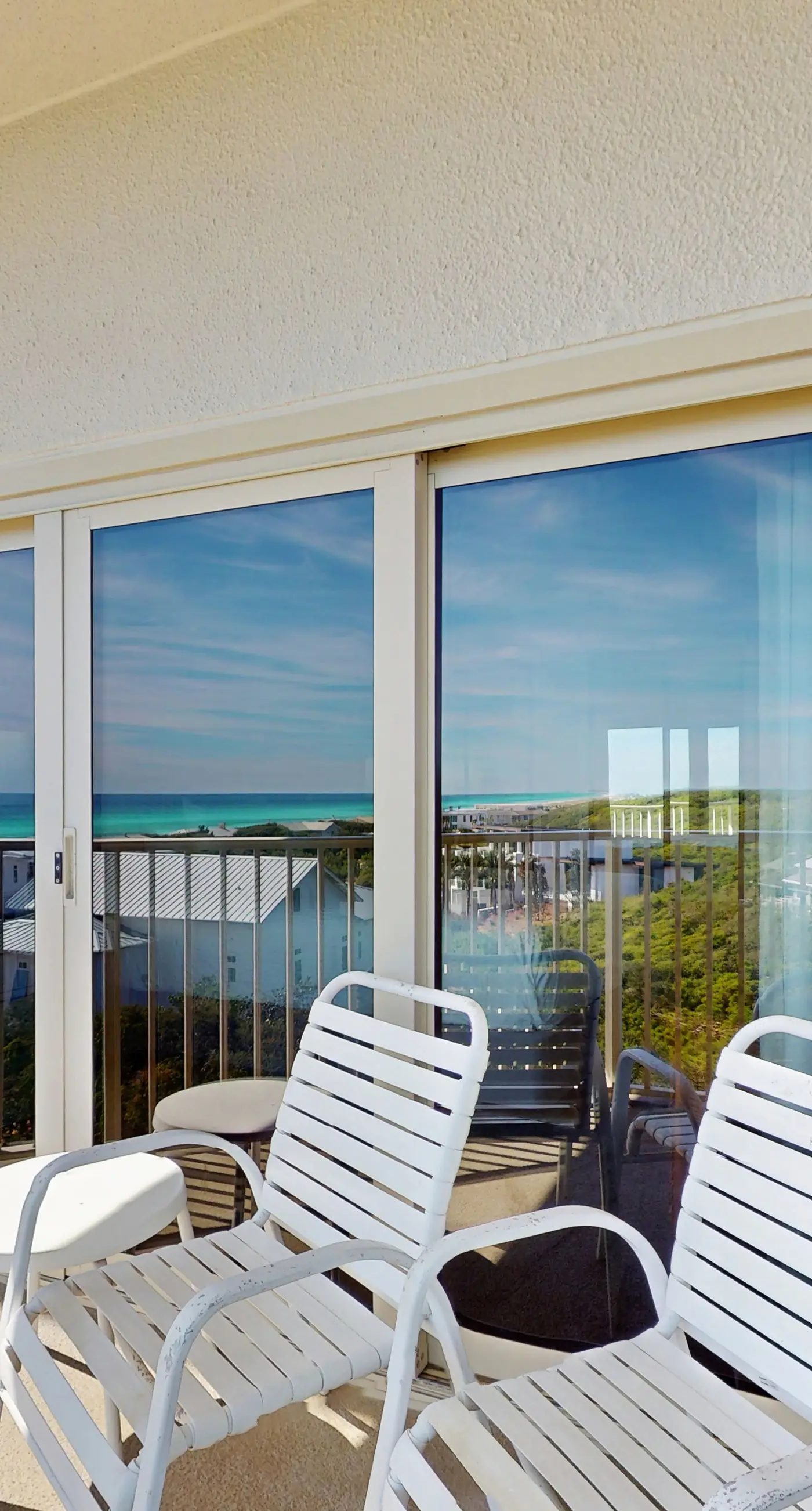 2BR Gulf condo: balcony, pool, beach access
