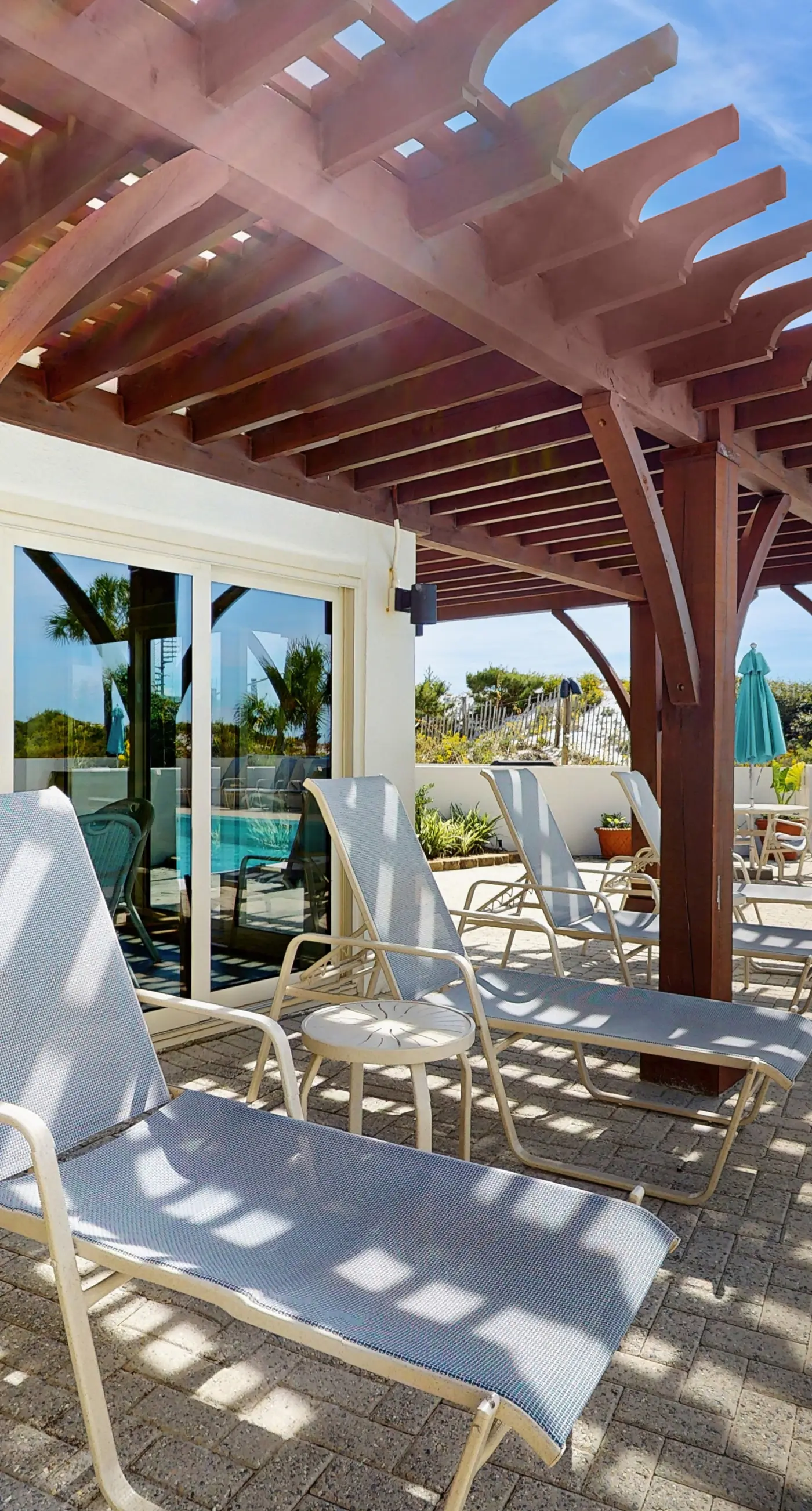 2BR Gulf condo: balcony, pool, beach access