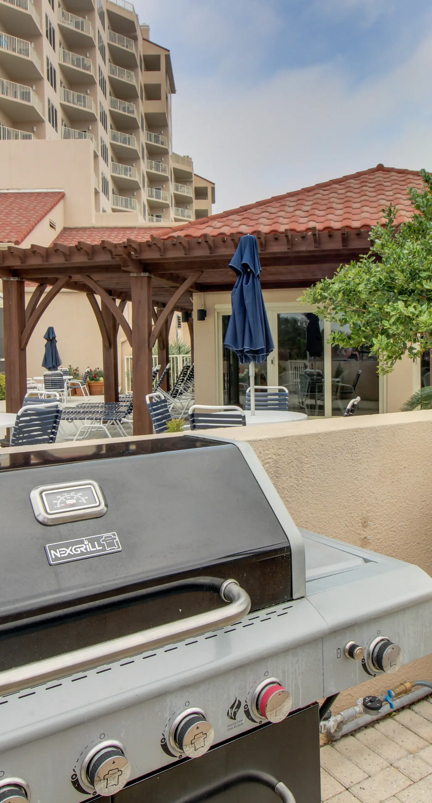 2BR Gulf condo: balcony, pool, beach access