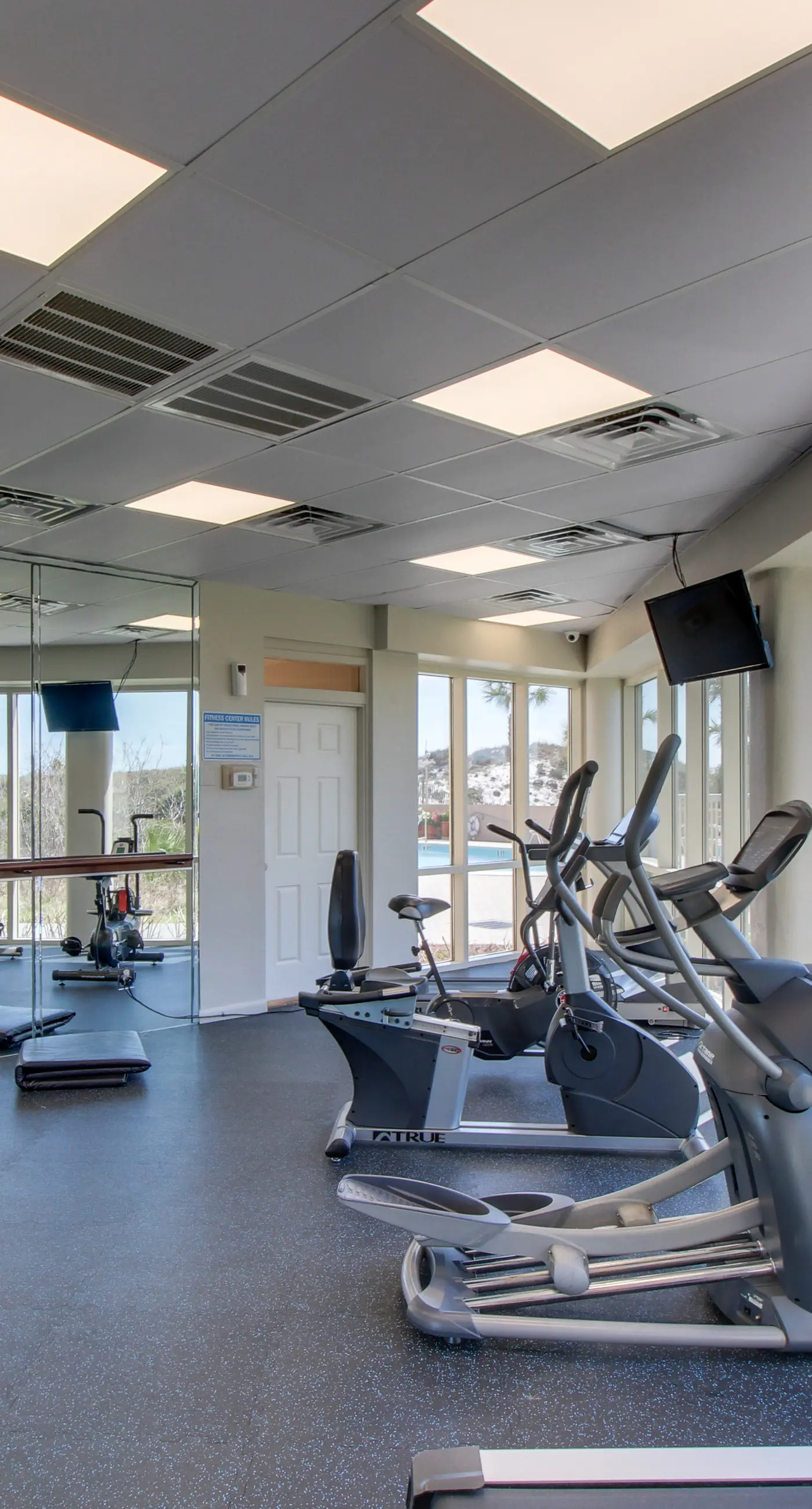 2BR Gulf condo: balcony, pool, beach access