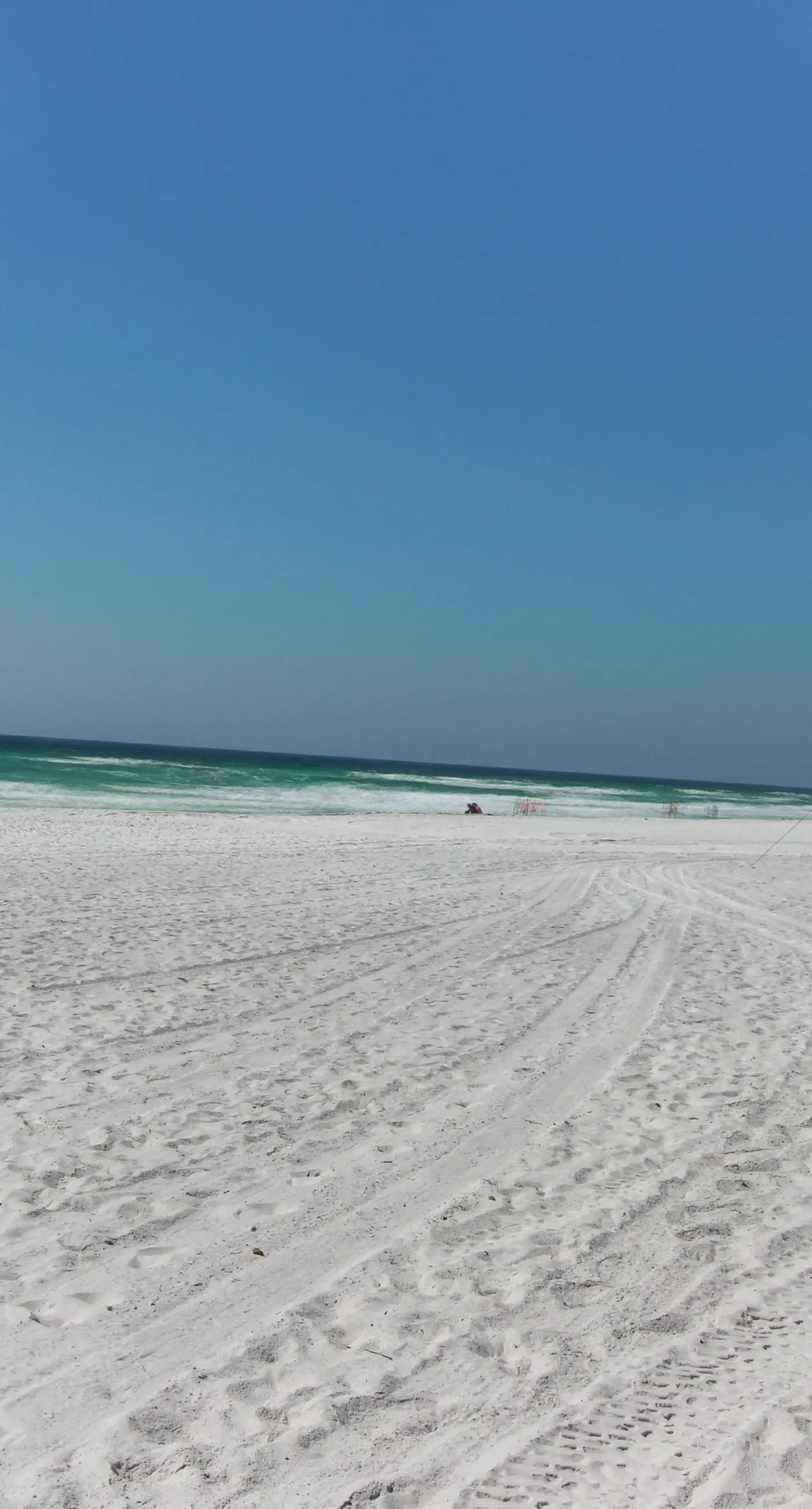 2BR Gulf condo: balcony, pool, beach access