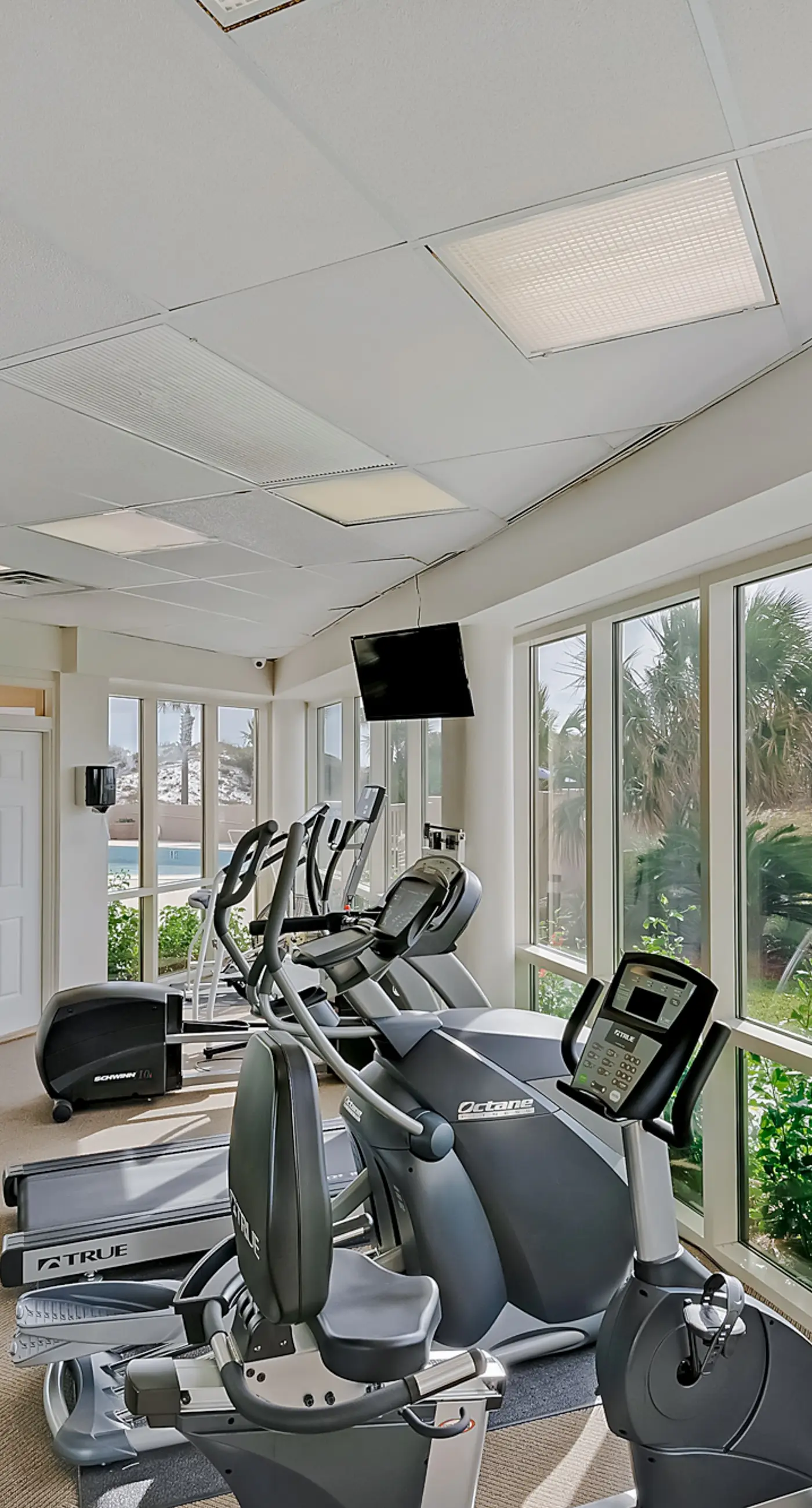 2BR Gulf condo: balcony, pool, beach access