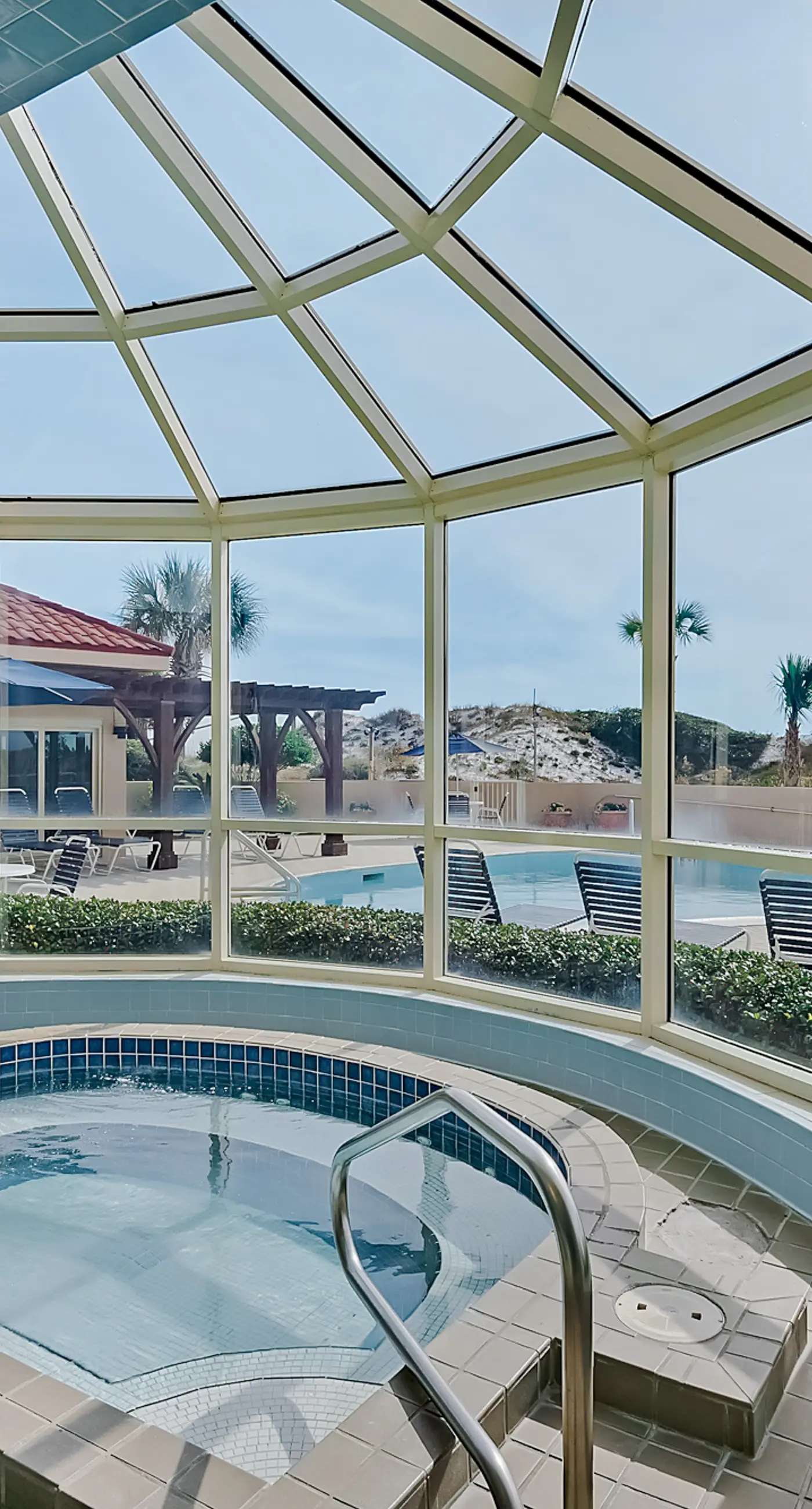 2BR Gulf condo: balcony, pool, beach access