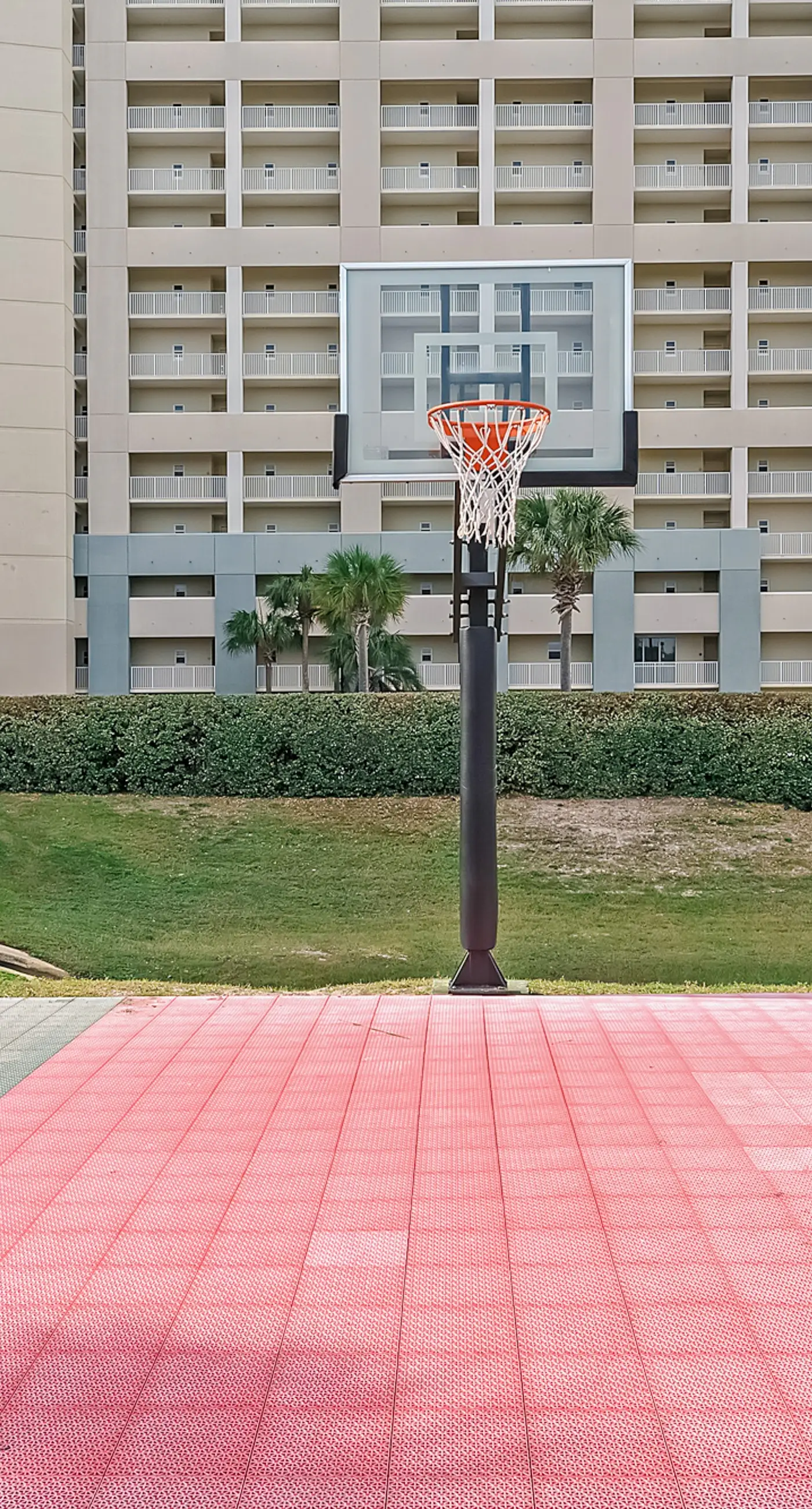 2BR Gulf condo: balcony, pool, beach access