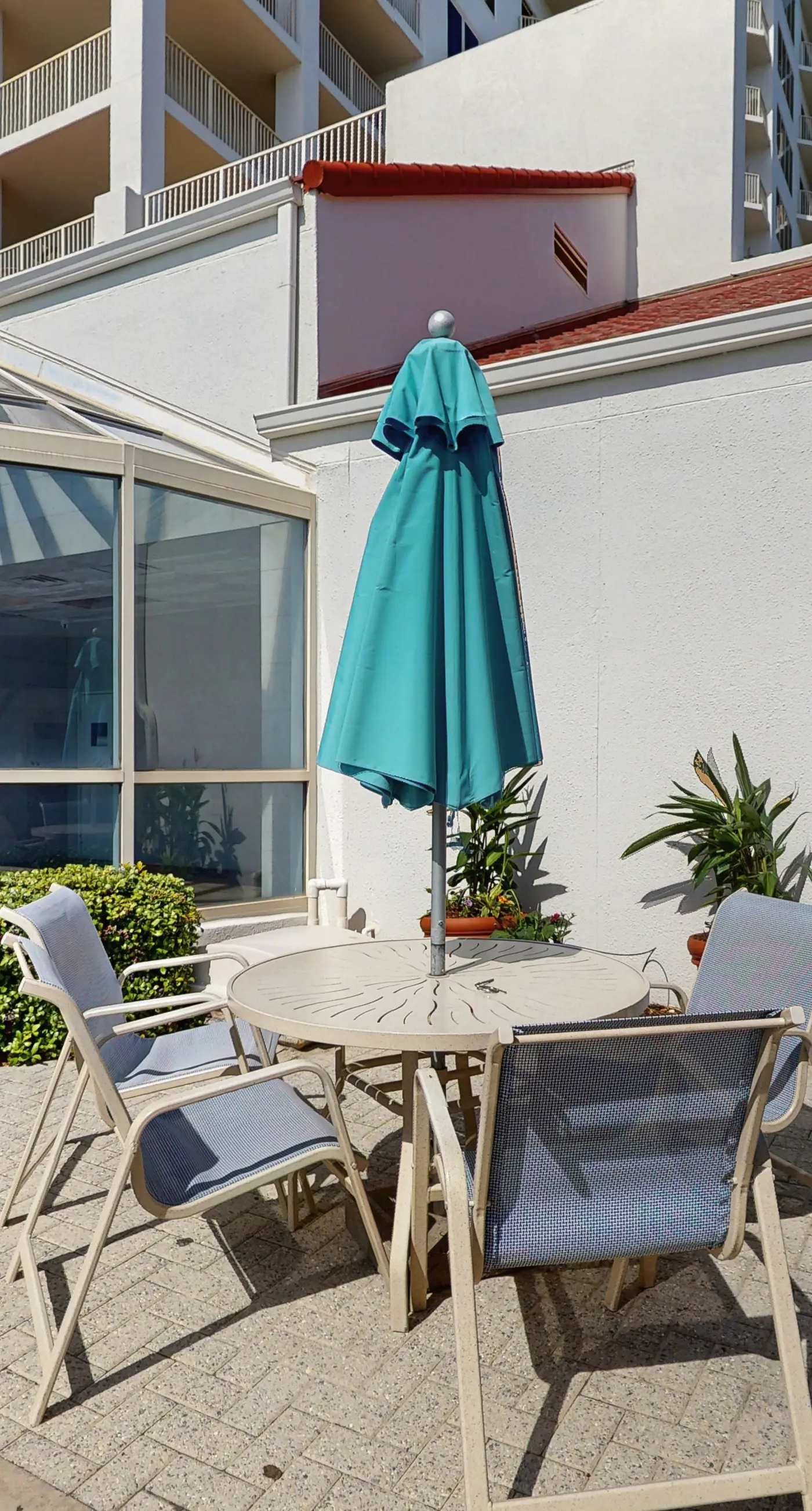 2BR Gulf condo: balcony, pool, beach access