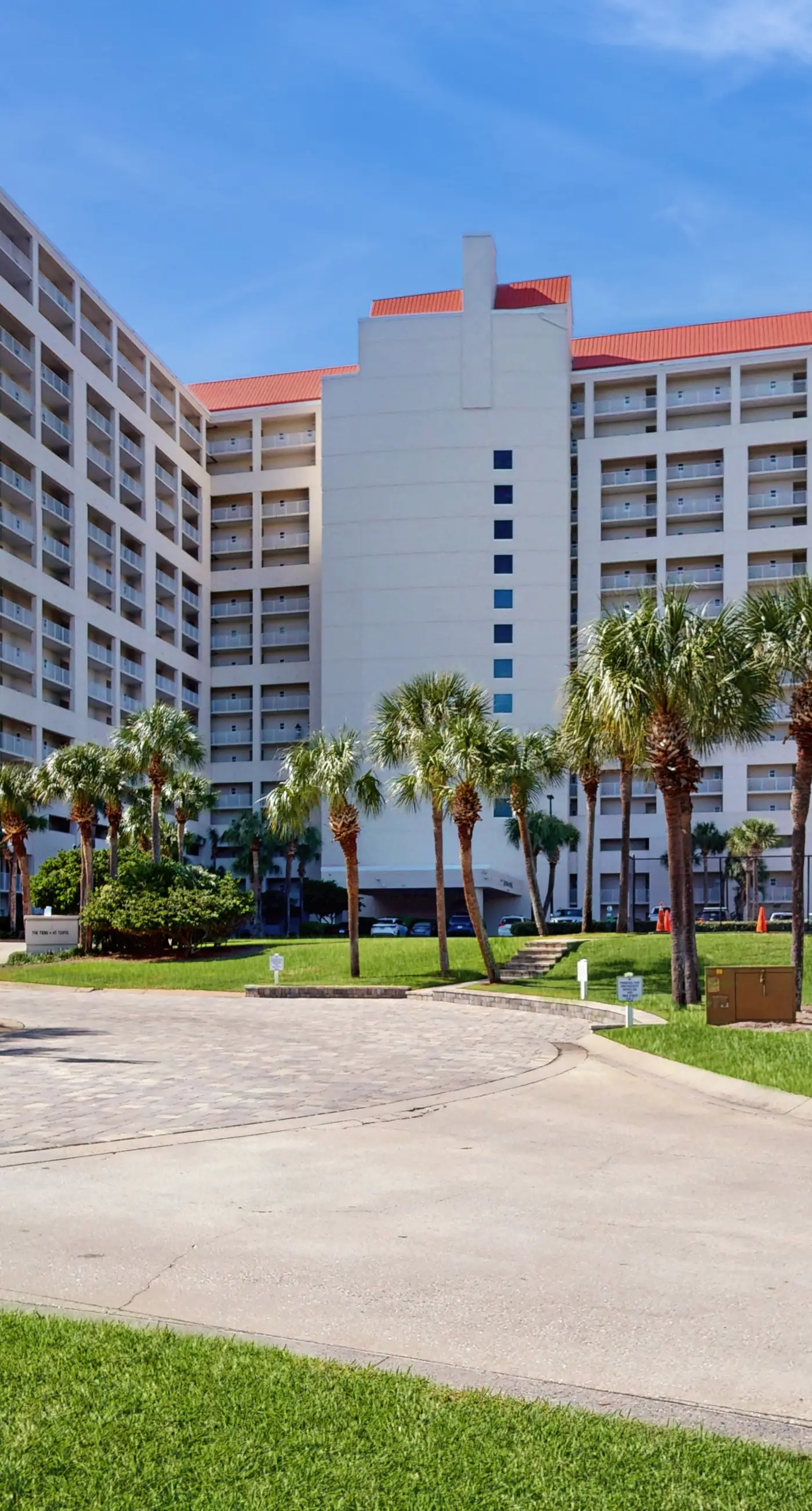 2BR Gulf condo: balcony, pool, beach access