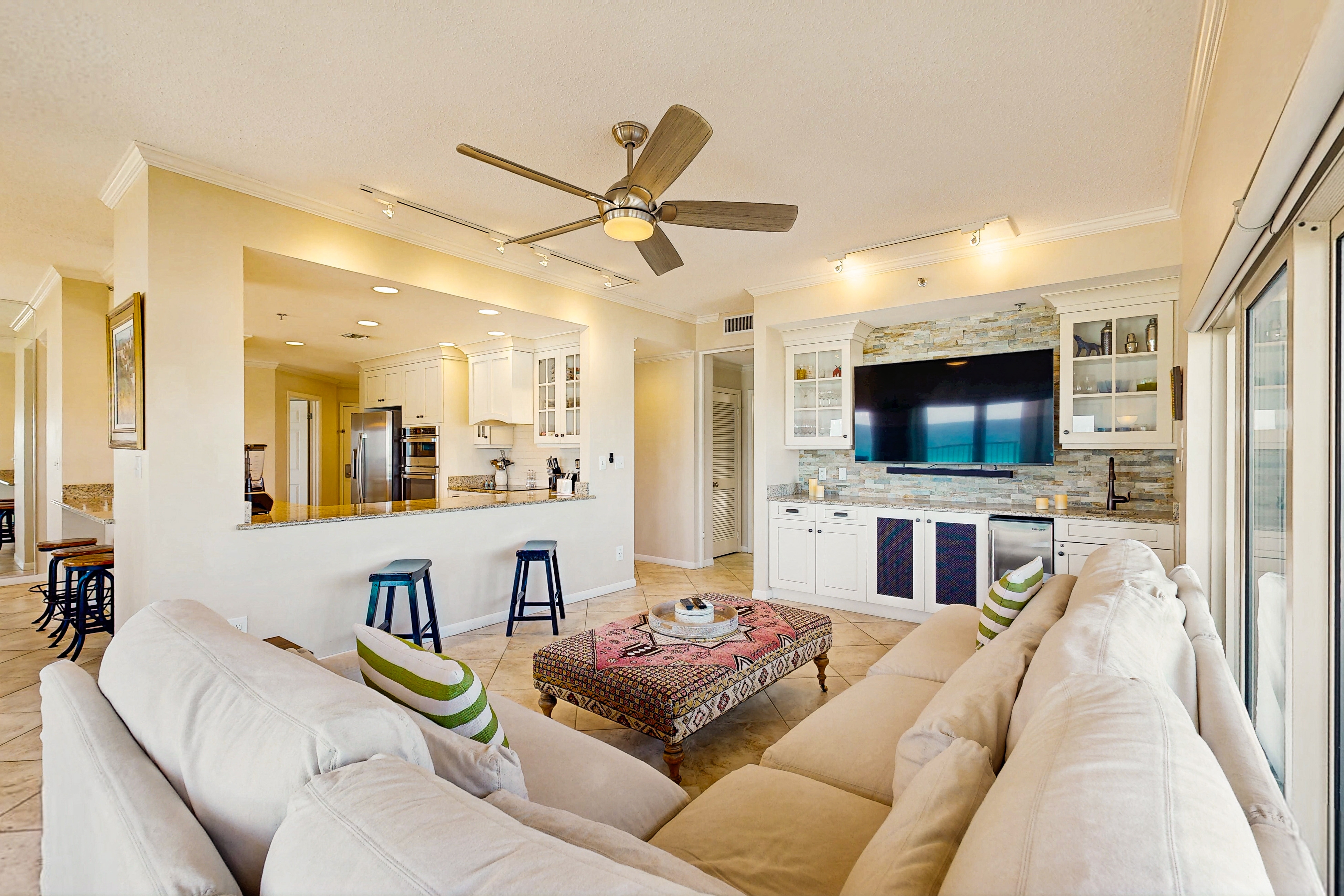 Beachfront Condo with Pool and Gym