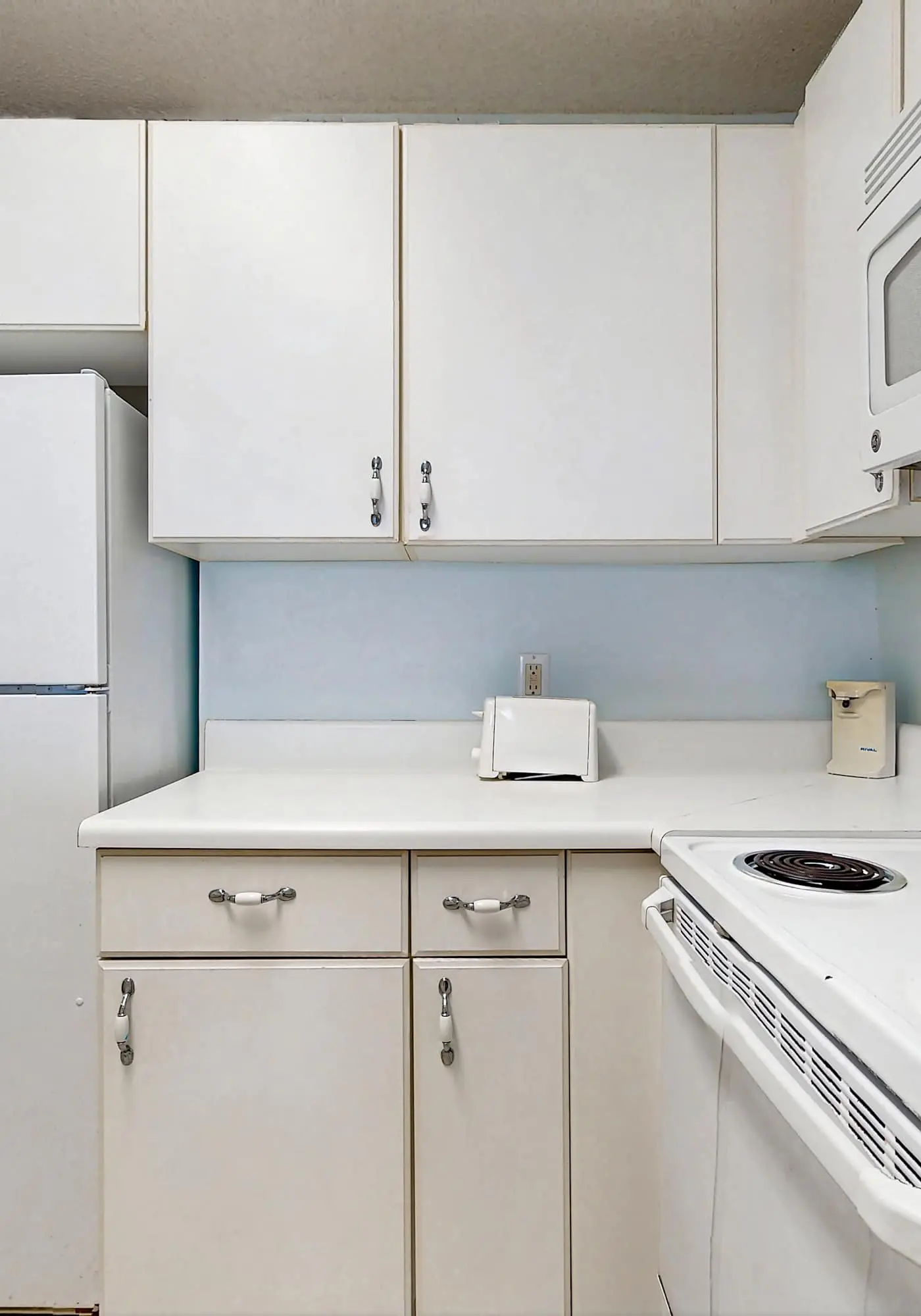 Exclusive 2BR Condo: Beach Access & Pool