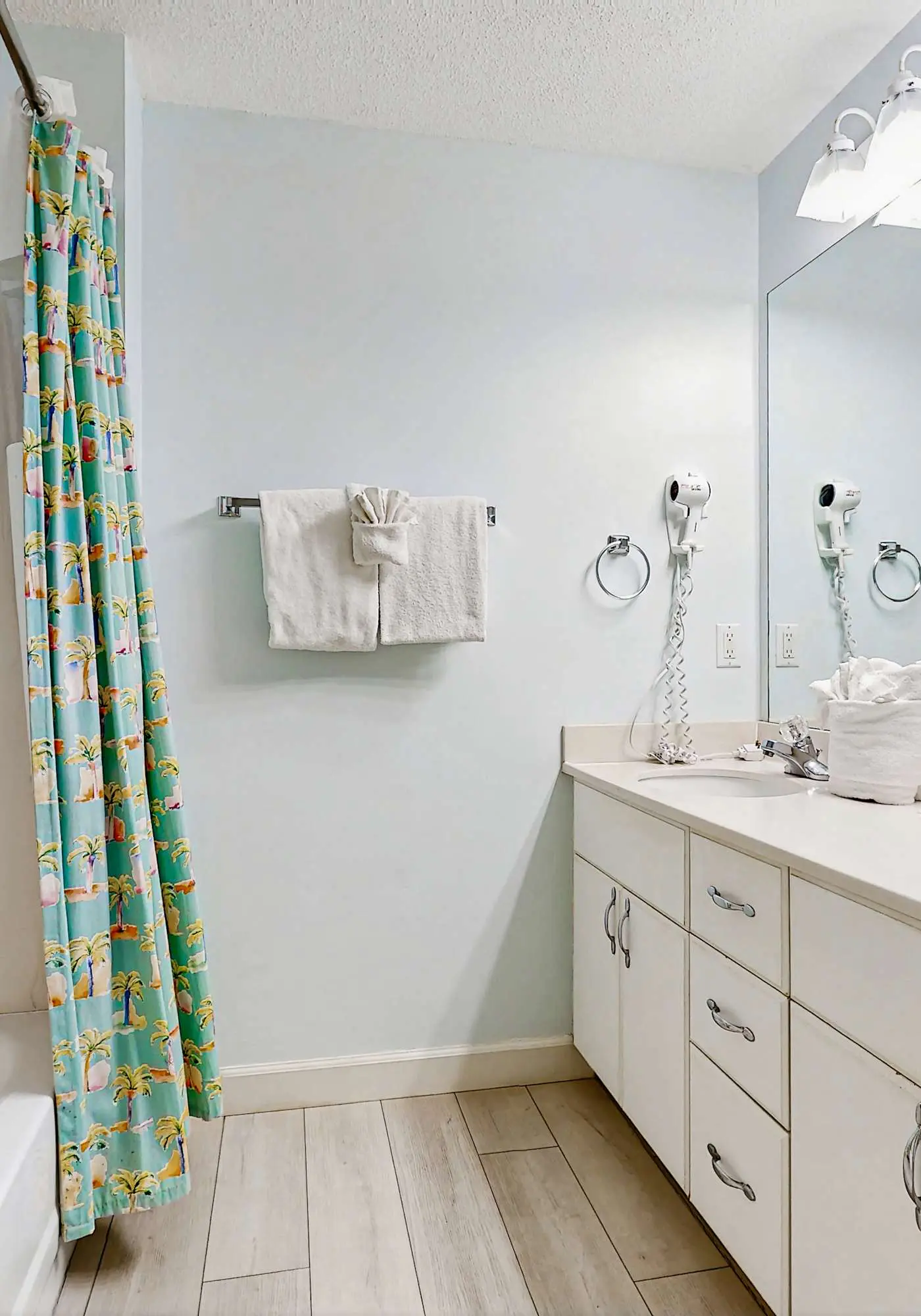 Exclusive 2BR Condo: Beach Access & Pool
