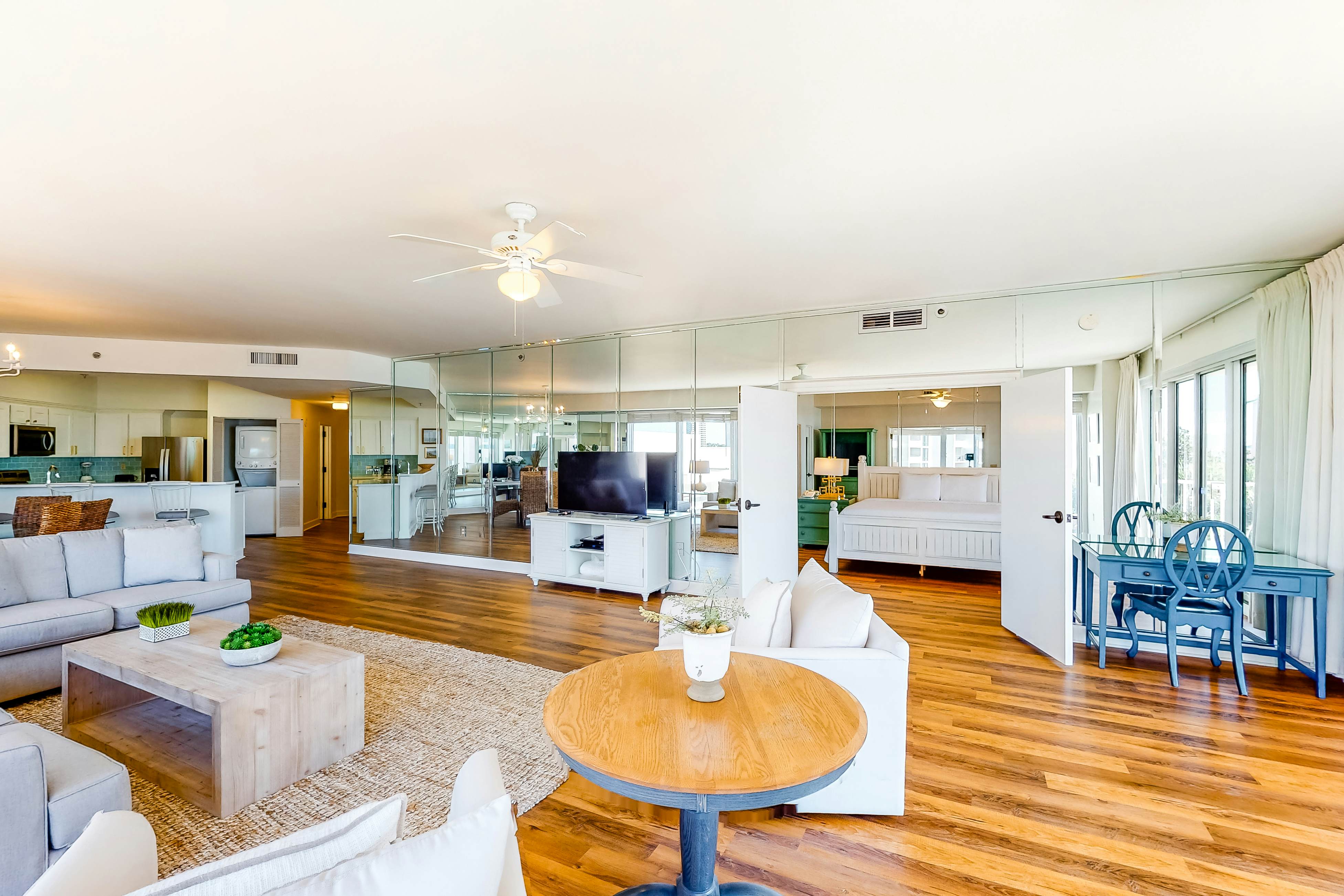 Gulf-Front Condo with Balcony Pools and Hot Tub