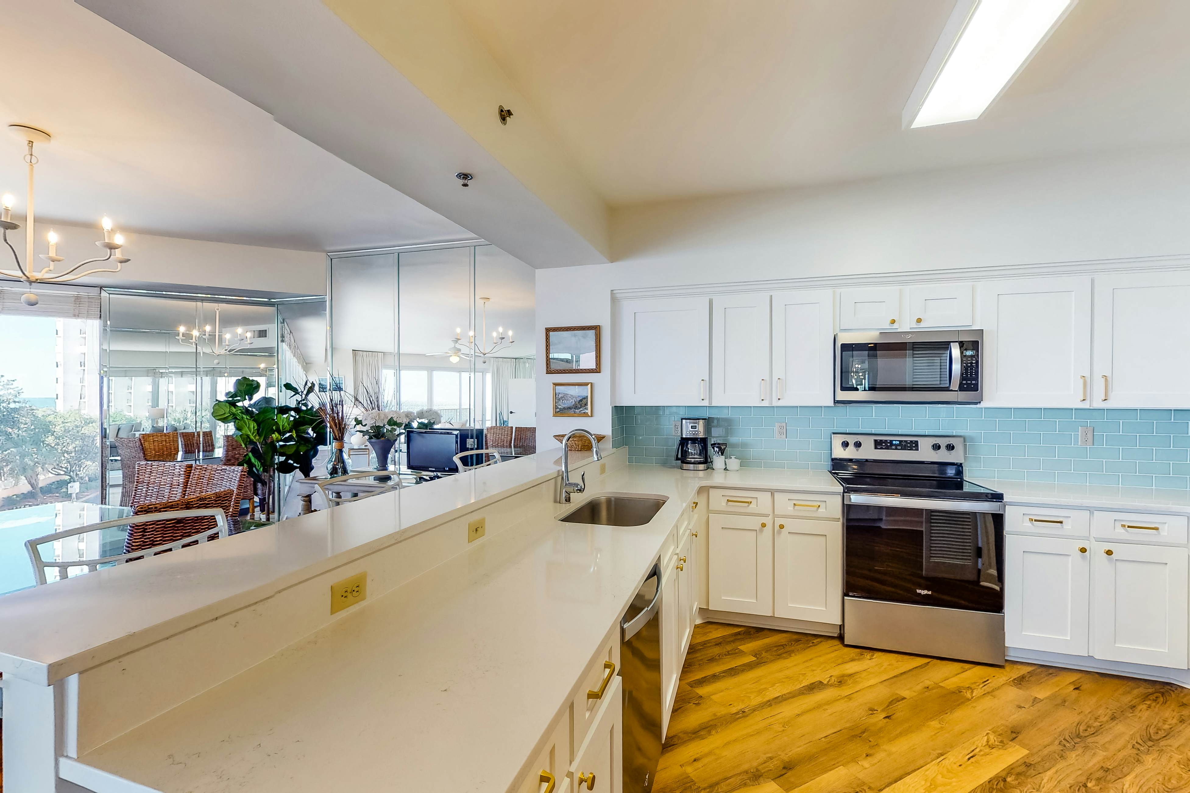 Gulf-Front Condo with Balcony Pools and Hot Tub