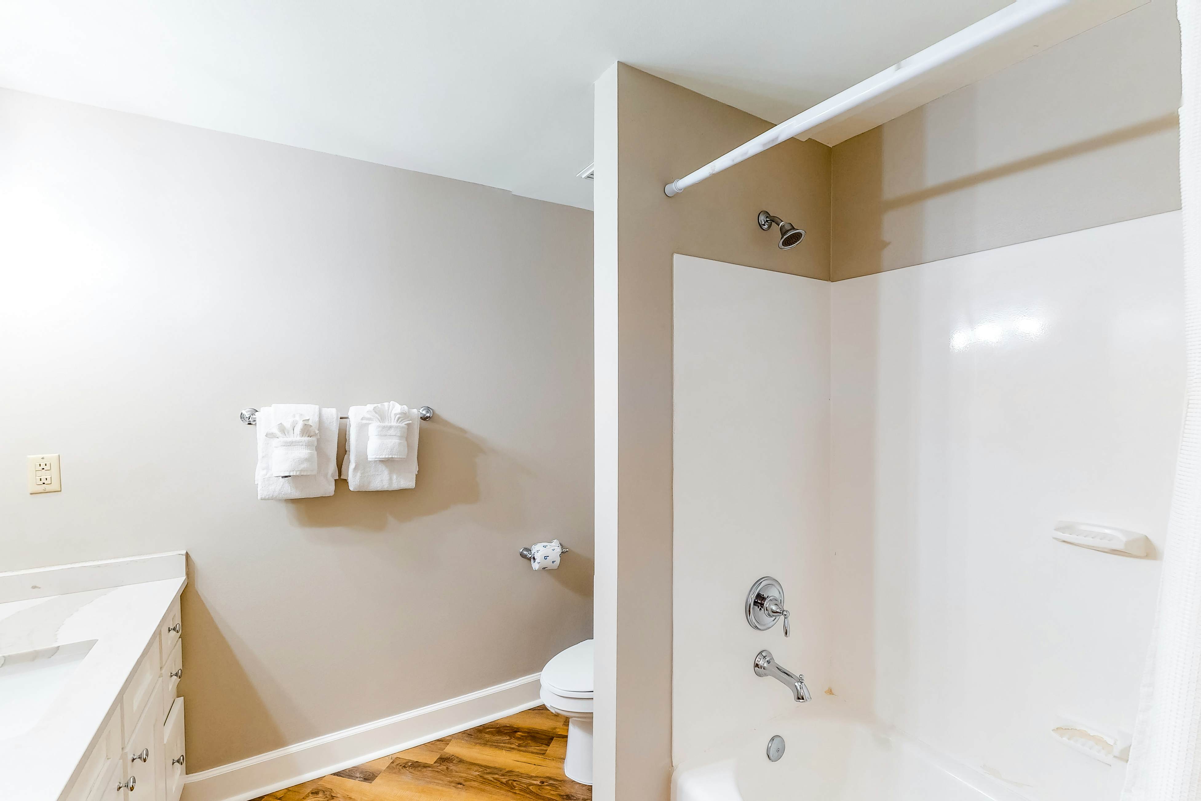 Gulf-Front Condo with Balcony Pools and Hot Tub