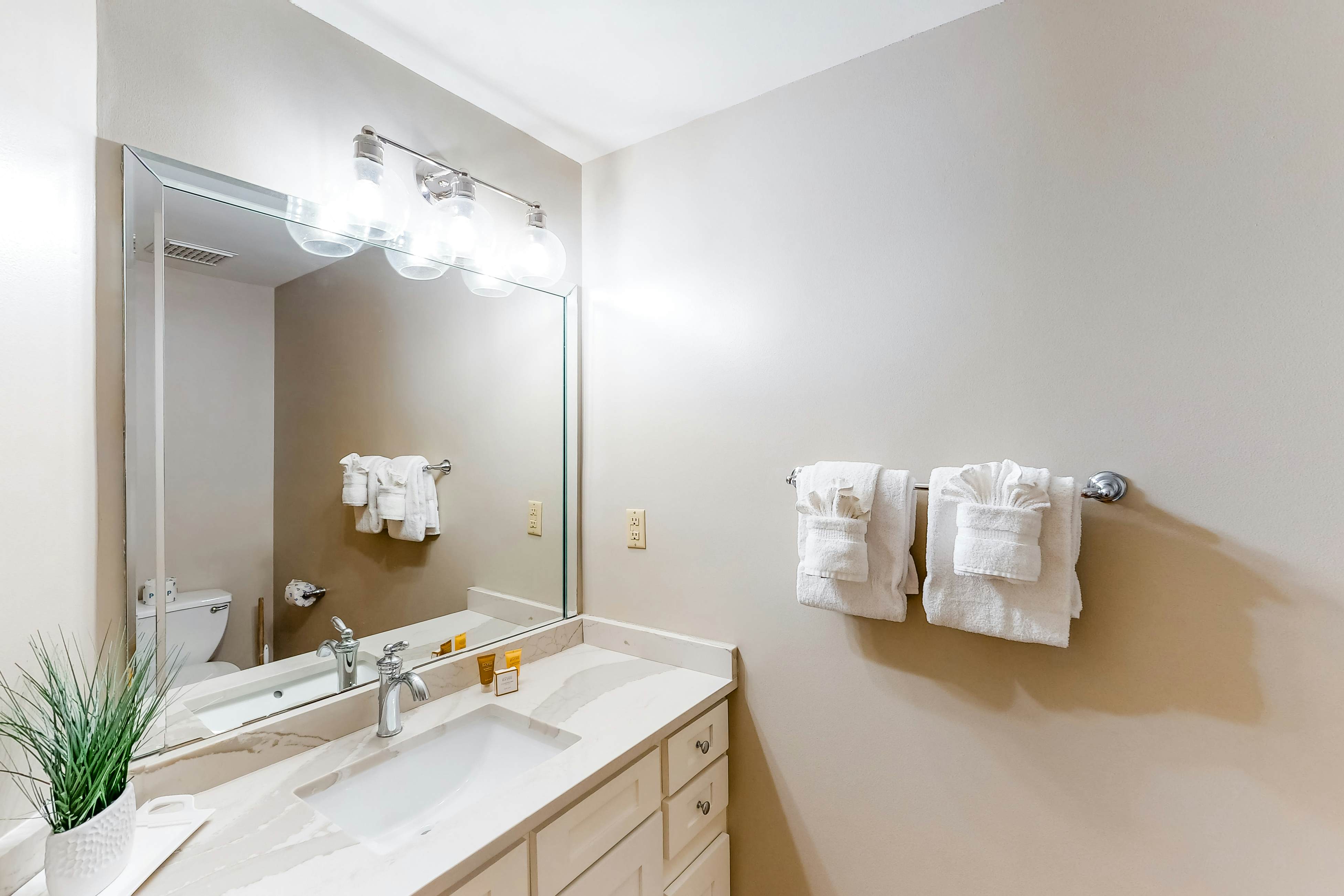 Gulf-Front Condo with Balcony Pools and Hot Tub