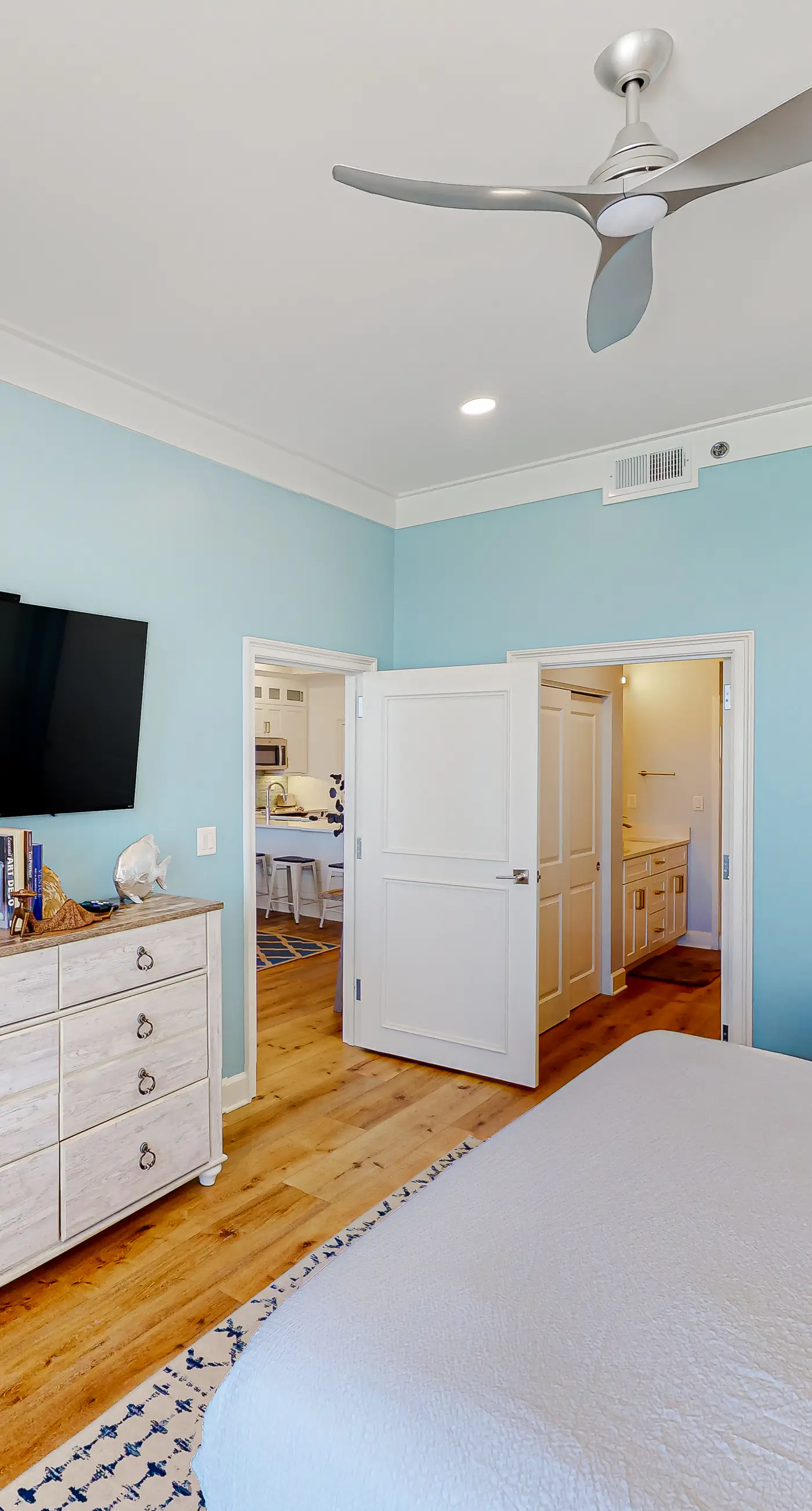 15th-Floor Gulf-Front Condo with Pools and Gym