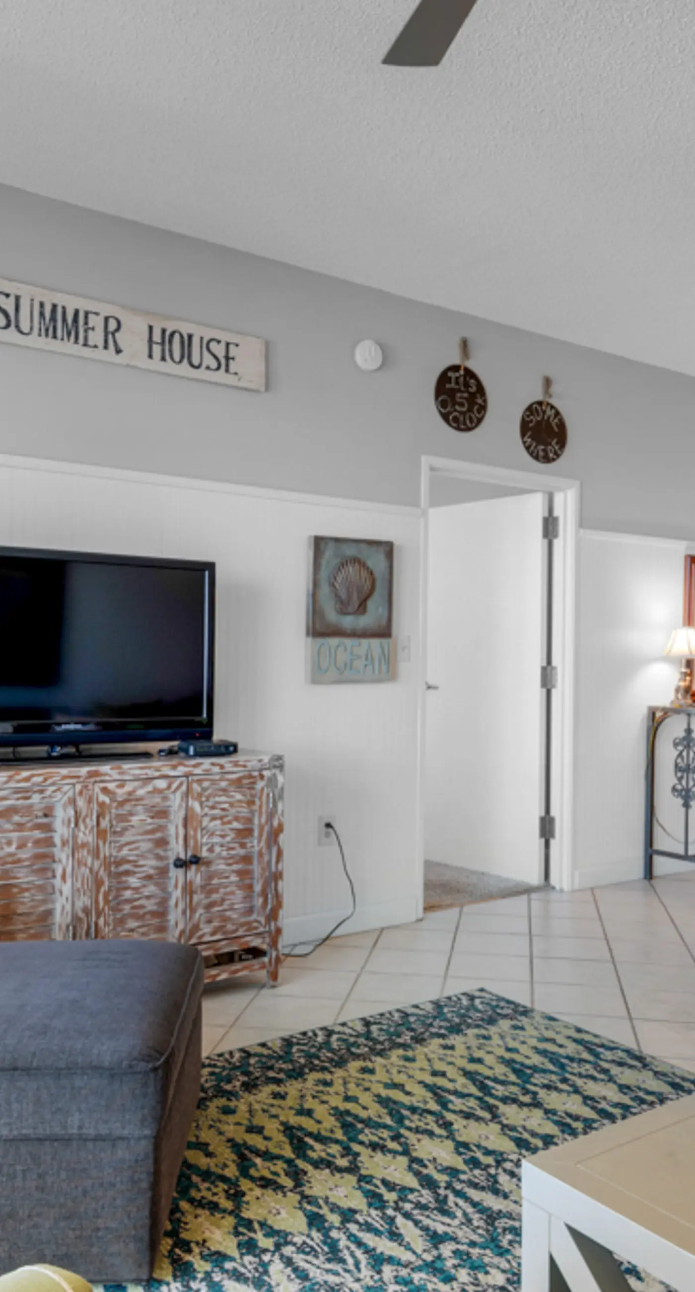 Beachfront condo with Gulf views & pool access