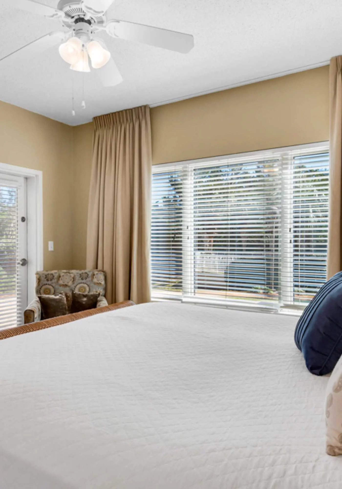Exclusive Gulf-front condo w/ resort amenities