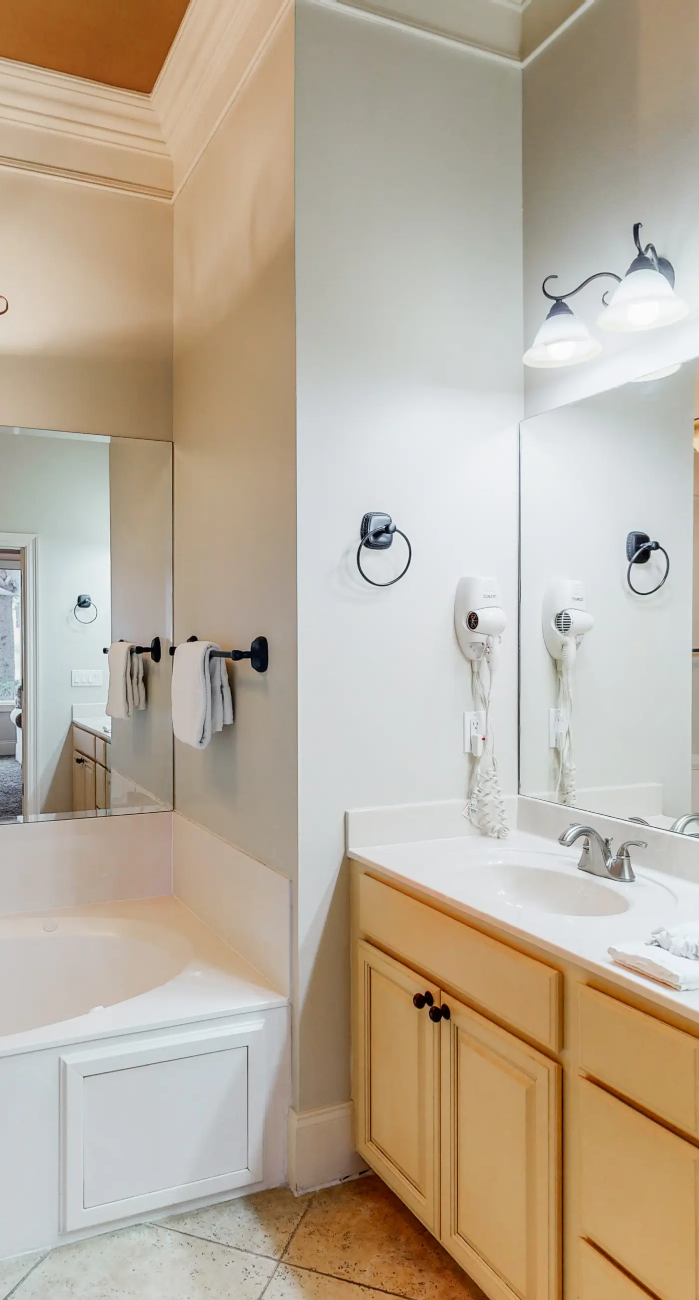 3BR villa, steps to beach + Captiva pool