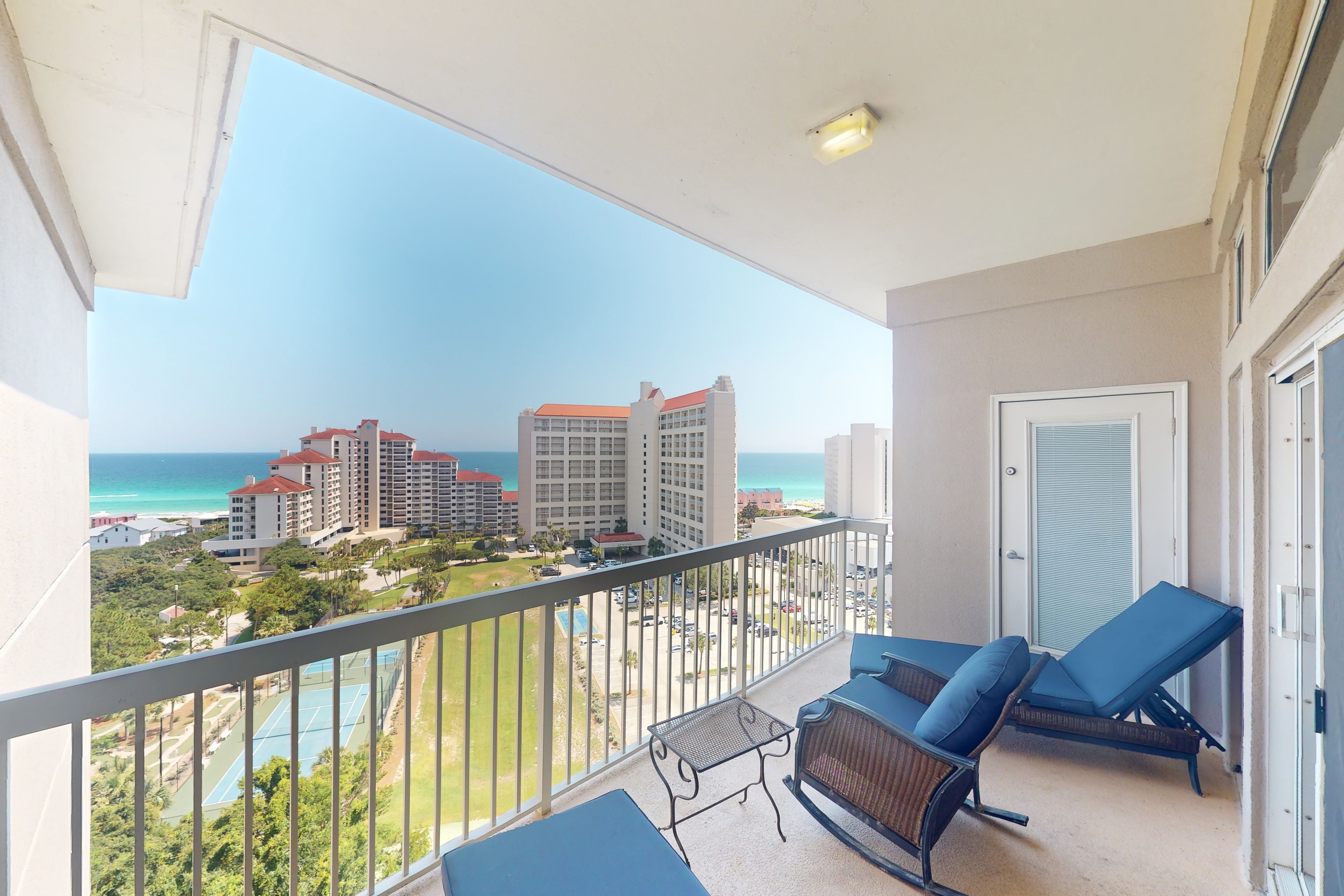 Gulf View Condo with Balcony Pool and Gym