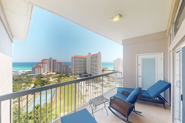 Gulf View Condo with Balcony Pool and Gym