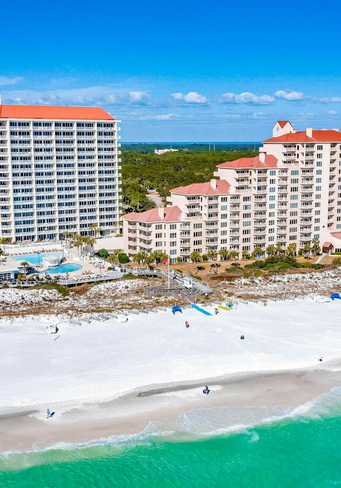 1BR condo steps to beach, pools, hot tub
