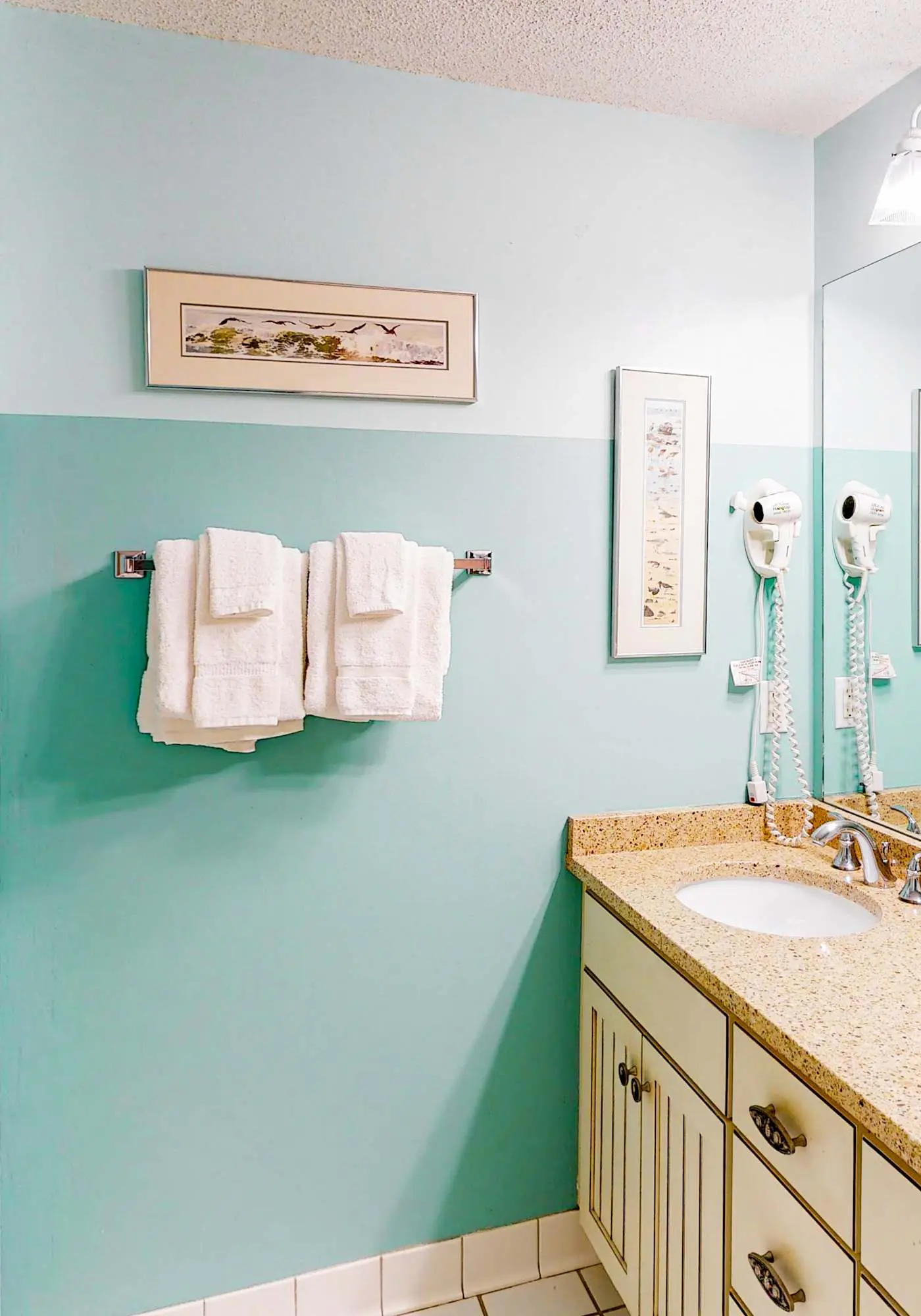 2BR Gulf view, private balcony, pool access