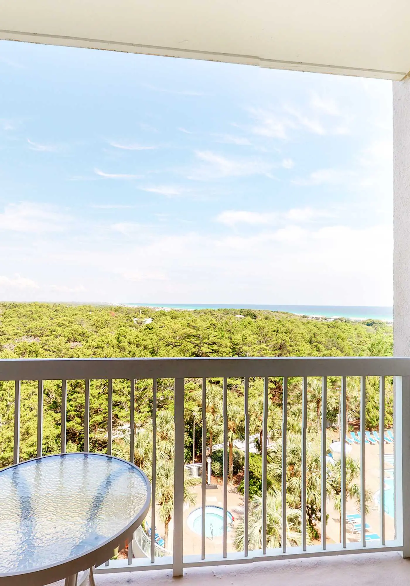 Studio for 2: pool, beach access & balcony